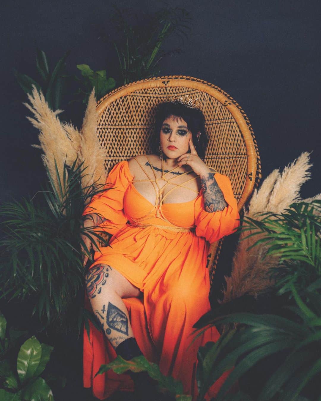 Kerrang!のインスタグラム：「“When I was younger, it felt like I was fighting everyone. Now, where I get my energy from isn’t that dark place anymore” 🧡  After years of disrespect, self-loathing and “fighting our audience”, Ithaca are fast becoming one of British metal’s leading lights. And with it, singer @djmlysmn an unintended icon. We met up with her to learn who she is, and found that she’s not as scary as we first thought 🔗  ✍️: @nickruskell 📸: @gingerdope」