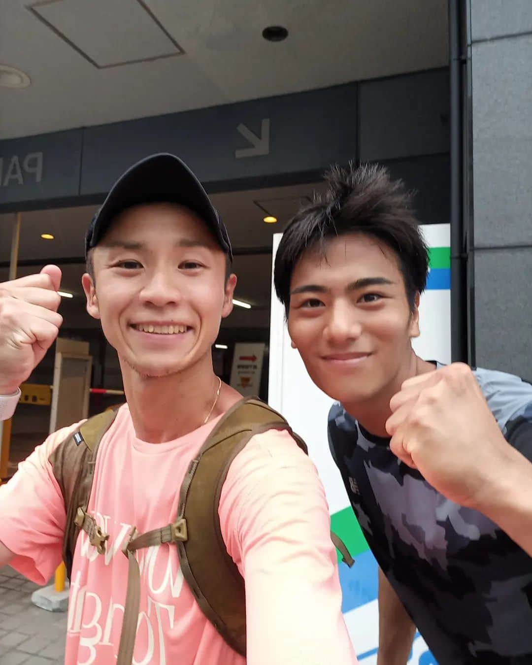 宇野けんたろうのインスタグラム：「今日は  フジテレビのアナウンサー  山本賢太ことヤマケンと  @yamamoto_kenta.yamaken  27時間テレビ  100kmサバイバルマラソンの  ガチ練習をしました！！  いい走りしてたぞ！！！  アップダウンのある場所を  走る走る走る。  とにかくあと三週間は  ケガをしないように  走り込むのみだ。  ヤマケンに全てを託します。笑  ちなみに  ウノケンは  最速タイム  100km  8時間54分49秒。  ノウハウを伝授します。  #27時間テレビ #100kmサバイバルマラソン」