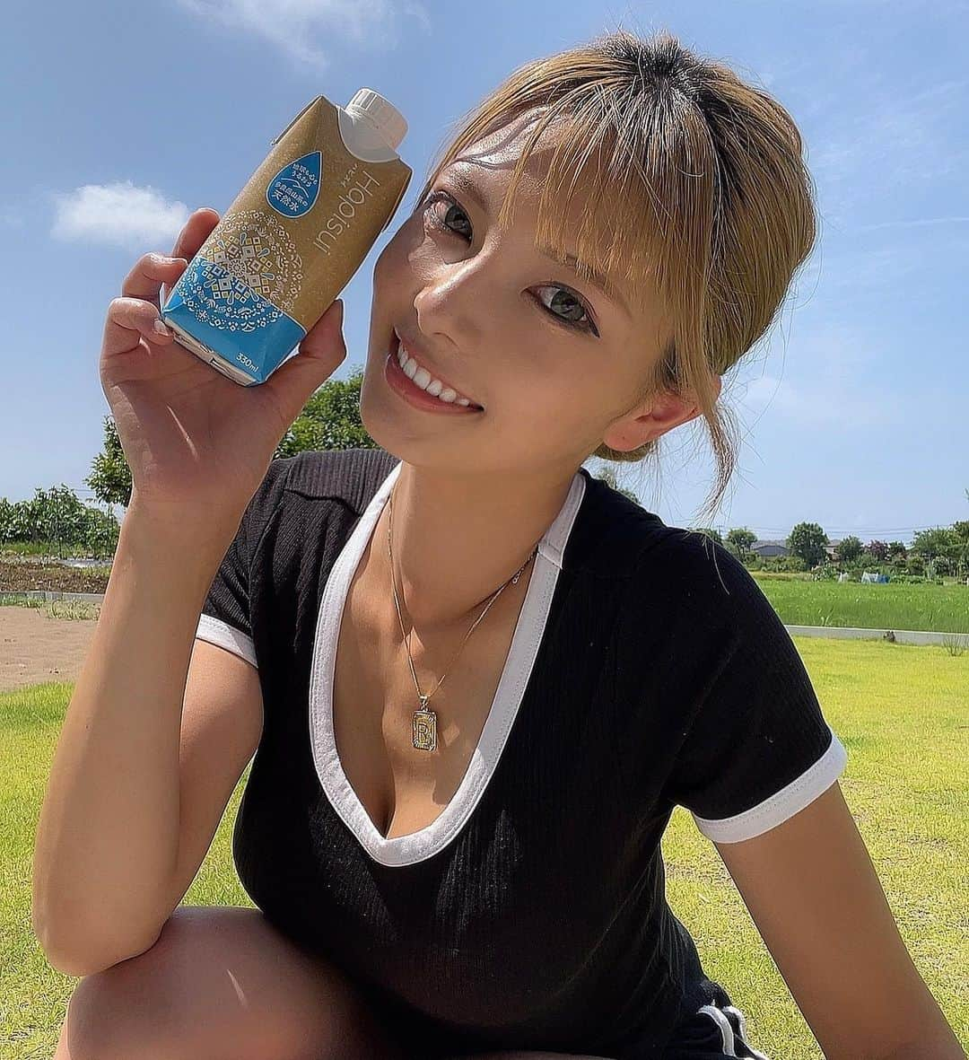 ちひろさんのインスタグラム写真 - (ちひろInstagram)「.  紙パックのお水🚰💧  ちょうどいい飲みきりサイズの量🙆‍♀️✨ 終わったあとも潰せばかさばらずに良き🥹  これからますます暑くなって水分補給は大事😞❤️‍🔥  毎日の水分は圧倒的に水𖠚໊⸝⋆︎   【環境に配慮した4つのポイント】 ①気候変動への負荷が低い紙容器入り国産ナチュラルウォーター ②包材原料にはFSC認証を受けた森林の木材を使用。 ③SDGsに関しては、17のうち14のゴールに貢献 ④商品1本につき1円が、（公益）国土緑化推進機構「みどりの募金」に寄付され、地球温暖化防止に役立  @  ここから見れるよ✅  @hak_kikaku #PR #ナチュラルウォーター #脱プラ #サスティナブル #紙容器入りナチュラルウォーター #sdgs #環境保護 #hapisui #水分補給 #紙パック #紙パック水 #ファッション #コーデ #ootd」6月30日 22時36分 - chihiro_grm