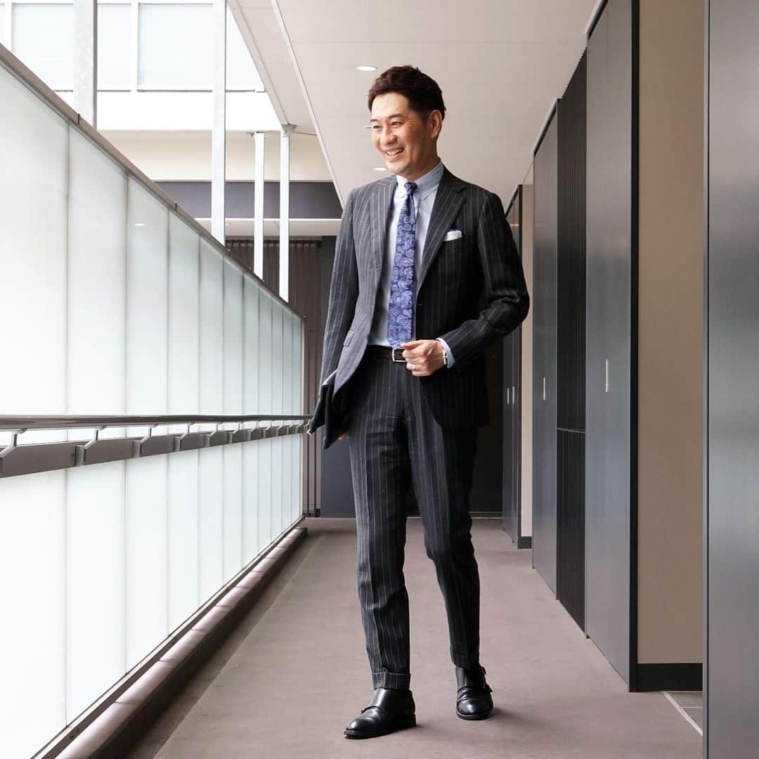 金川文夫さんのインスタグラム写真 - (金川文夫Instagram)「スタイリストのファッション🙋‍♂️ . 先日の登壇した日のスタイル👔 . スーツ:BEAMS F🇯🇵 シャツ:ERRICO FORMICOLA🇮🇹 ネクタイ:LUIGI BORRELLI🇮🇹 靴:ROGER🇮🇹 チーフ:MUNGAI🇮🇹 . #お仕事コーデ #通勤コーデ #きれいめコーデ #きれいめファッション #コンサバ #上品コーデ #アラフォー #アラフォーコーデ #アラフォーライフ #40代ファッション #40代コーデ #アラサーコーデ #アラフィフコーデ #アラフィフファッション」6月30日 22時37分 - fumio_kanagawa