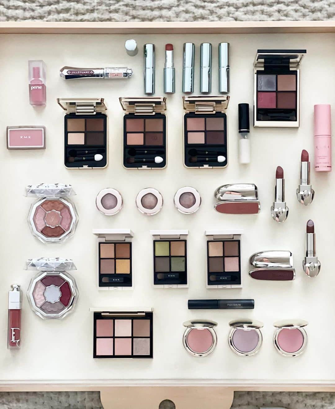 神崎恵のインスタグラム：「・ ライブでご紹介、使用したコスメ。 新作を中心に💄 今年の下半期は、 チョコレートカラーリップ キラキラ大粒グリッター レッドアイシャドウ 透明感ニュアンスカラー 気分です。 アイグロウジェムは、発売日近くに詳細ライブの予定です👀✨  【アイシャドウ】  clé de peau Beauté  オンブルクルールクアドリ 3.4.5(7/21発売)  DECORTÉ  アイグロウジェム スキンシャドウ(7/16発売)  JILL STUART Beauty  ブルームクチュール アイズ ジュエルドブーケ03.04(8/4発売)  RMK  シンクロマティック アイシャドウパレット 01.EX02, 02, (7/28発売)  SNIDEL BEAUTY  アイデザイナー EX07  SUQQU  シグニチャー カラー アイズ 127(7/21発売)  【目元用プライマー】  SUQQU アイ エンハンシング プライマー(7/21発売)  【リップ】  Dior  アディクト リップ マキシマイザー043  FASIO  ヒトヌリ ルージュ01.02.03.04.08  GUERLAIN  ルージュ ジェ　539.159.19(7/15発売)  JILL STUART Beauty  タイムレスグロウ ルージュティント104(8/4発売)  perce  ベルベットフィックス リップバーム   【チーク】  RMK ピュア コンプレクション ブラッシュEX20  SNIDEL BEAUTY  スキン グロウ ブラッシュ 04.05.06(7/7発売)  【アイブロウ】  PARISBROW  スタイリングブロウジェル 01 クリア  【バーム】 KAHI  リンクル バウンス マルチバーム  #神恵コスメ」