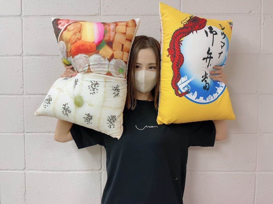 Uruのインスタグラム：「神奈川公演が終わりました  チャーシューか煮卵かの件、私がどっちか伝えるのを忘れてしまいましたが煮卵でした、、  思い入れの強い会場のステージで今日歌うことが出来て嬉しかったです！  みなさん、たくさんの拍手と声援ありがとうございました  次は愛媛！  #contrasttour  #uru」
