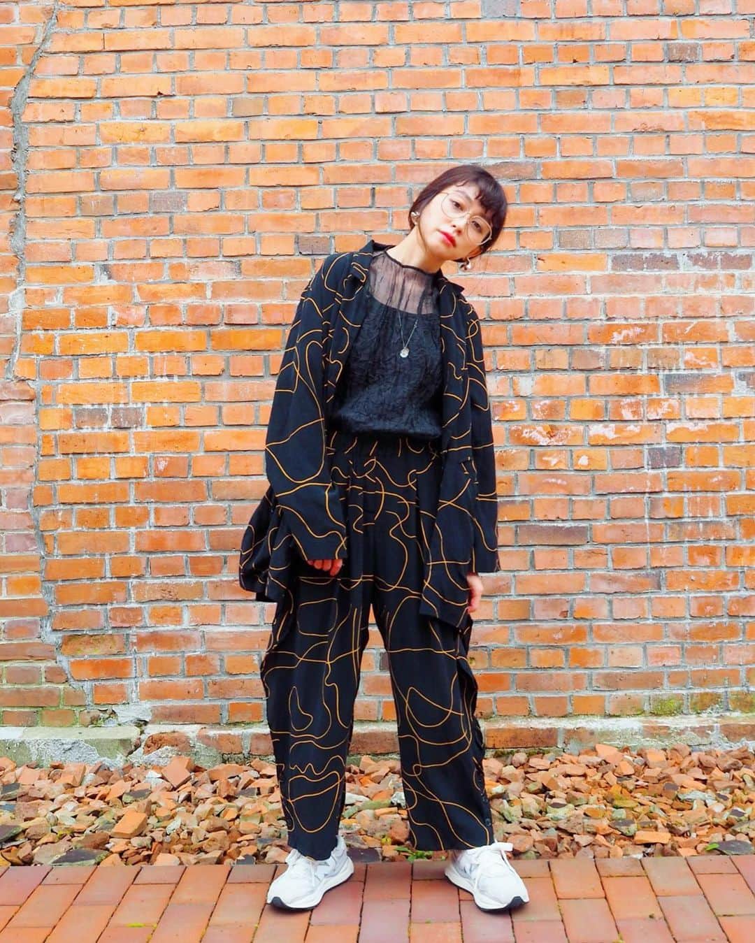 木野園子さんのインスタグラム写真 - (木野園子Instagram)「最近のお気に入りたち。  glasses @blanc_official  pierce & necklace @kalevala_jp  tops @leinwande_official  jacket & pants @junokamoto_  shoes @newbalance   leinwände @leinwande_official のオーガンジーのトップスはプリーツでいろんな表情に見えるのが素敵。」6月30日 22時29分 - kinosonoko