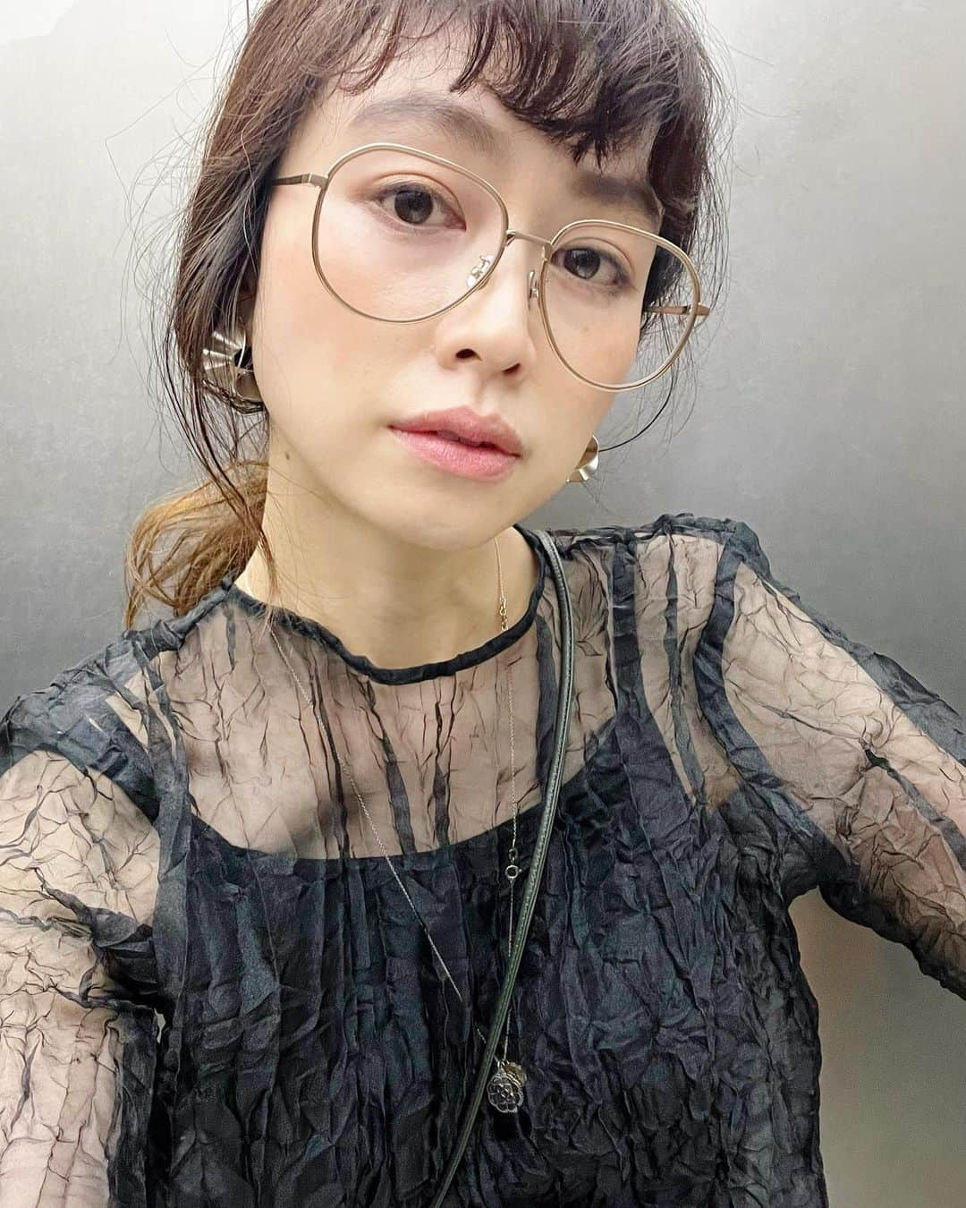 木野園子さんのインスタグラム写真 - (木野園子Instagram)「最近のお気に入りたち。  glasses @blanc_official  pierce & necklace @kalevala_jp  tops @leinwande_official  jacket & pants @junokamoto_  shoes @newbalance   leinwände @leinwande_official のオーガンジーのトップスはプリーツでいろんな表情に見えるのが素敵。」6月30日 22時29分 - kinosonoko