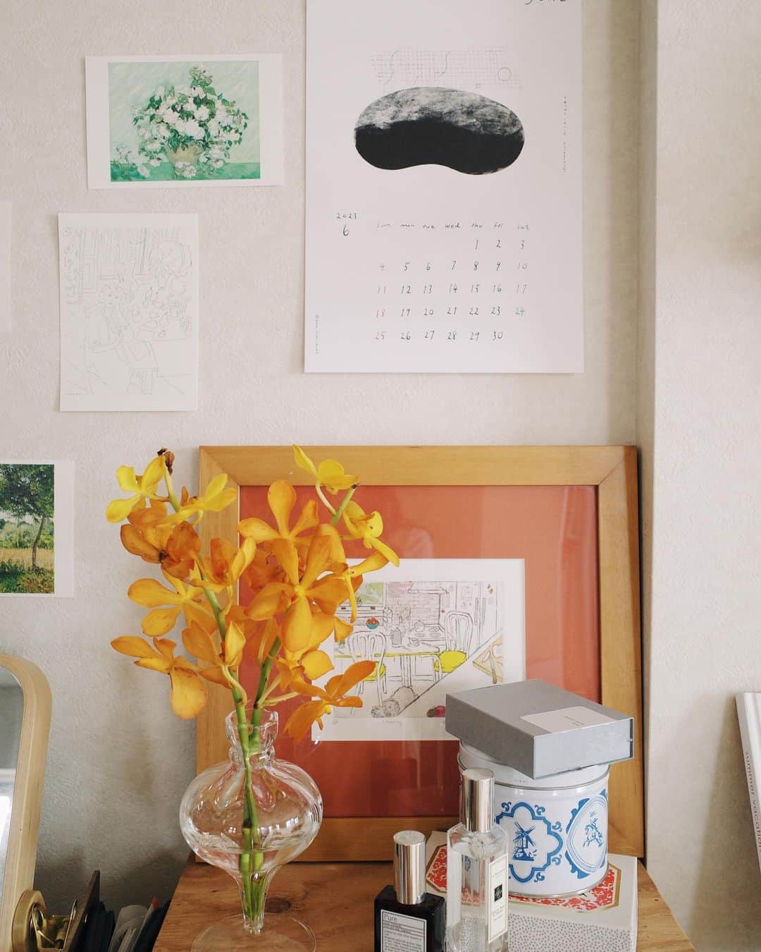 赤坂由梨のインスタグラム：「ㅤㅤㅤ 6月の家のこの部分。滑り込み！ 紫陽花を飾ろうと思っていたけど お花屋さんのそれがあまり元気がなかったので 元気が出そうな色のモカラ😌🌼 あと元気が出そうな絵🍅  #inmyroom #モカラ」