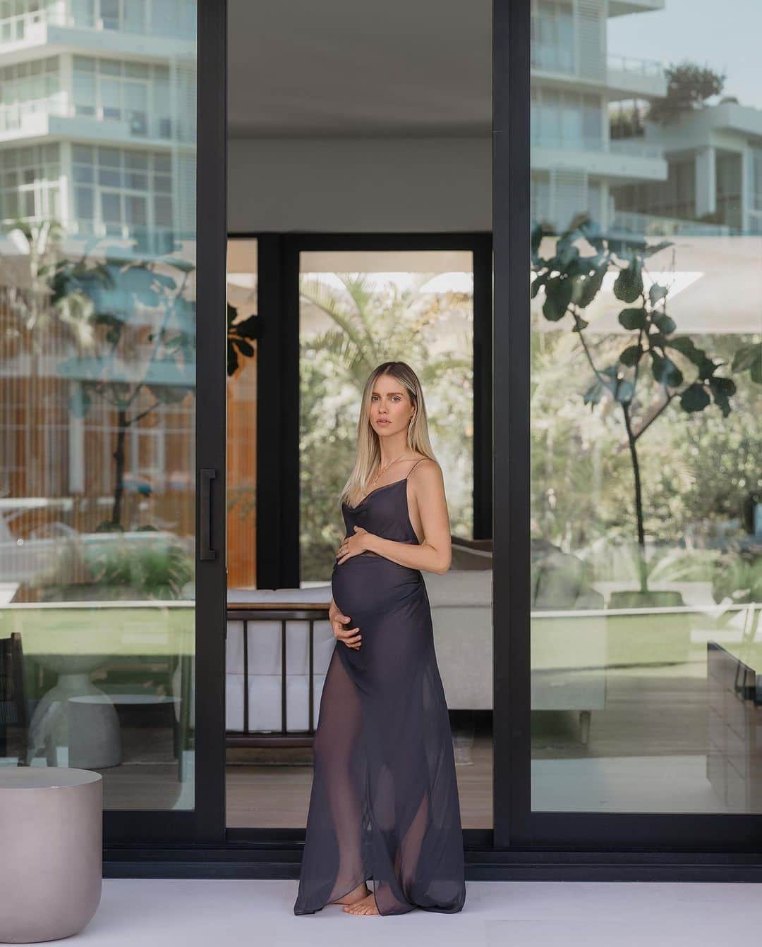 クレア・ホルトのインスタグラム：「a pregnancy diary entry on my site this week my feelings about:  - the future - growing organs  - extra lbs + why my kids are my teachers thecornerbyclaire.com」