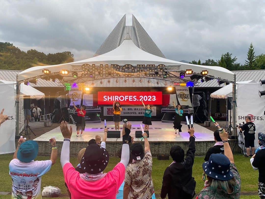 りんご娘さんのインスタグラム写真 - (りんご娘Instagram)「・ SHIROFES.2023 お越し下さった皆さんありがとうございました‼︎ ⁡ このメンバーでは2年連続で出演させて頂きました✨ 素敵な空間でりんご娘もフェスを楽しみました！ ⁡ 地元青森のフェスは最高でした❤️‍🔥 楽しい時間をありがとうございました🍎🍏 ⁡ #shirofes2023#shirofes#fes#青森#ダンス#イベント#りんご娘#ピンクレディ#はつ恋ぐりん#金星#スターキングデリシャス」6月30日 22時35分 - _ringo.musume.com_