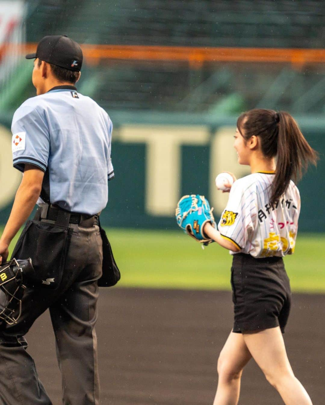 川上千尋さんのインスタグラム写真 - (川上千尋Instagram)「🏟️  阪神タイガース×オリックスバファローズ　 ファーム戦　始球式させていただきました！  素敵な機会を作ってくださった #月刊タイガース さん ありがとうございました🐯  背中に背番号ではなく 連載中の「ちっひー虎の虫」 という文字を背負わせてもらって いい緊張感の中投げられました⚾️  キャッチャー榮枝選手に ノーバンで届いて良かったです  雨予報だったのに始球式ができた奇跡…!!  月刊タイガースのトークショーも甲子園のスタンドでさせていただき、「甲子園の中でイベントがしたい」という夢も叶った日でした◎  見に来てくださった皆さん 企画してくださった月刊タイガースさん 整備してくださった阪神園芸さん 雨の中試合してくださった選手、スタッフの皆さん  ありがとうございました🙇🏻‍♀️  感謝が止まらない〜！  7/27の始球式も ノーバン目指して頑張ります☺️  #阪神タイガース #オリックスバファローズ #ファーム  #甲子園 #阪神甲子園球場 #始球式 #月刊タイガース  #ちっひー虎の虫 #グローブ #SSK」6月30日 22時45分 - this_chihhi