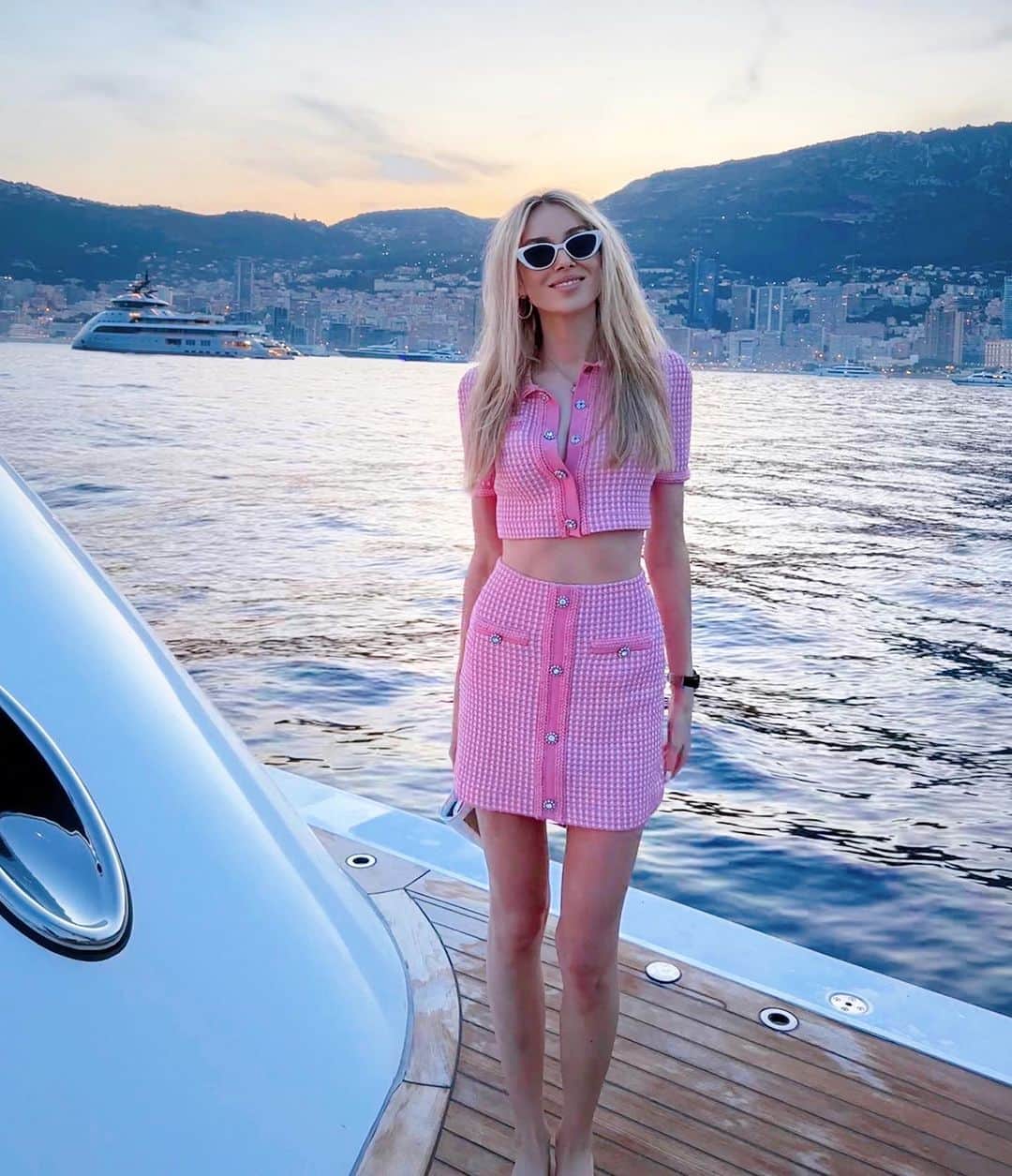 クセニア・カーノヴィッチのインスタグラム：「barbie mood on 🎀  С годами начал нравиться розовый цвет. К чему бы это? 😂」