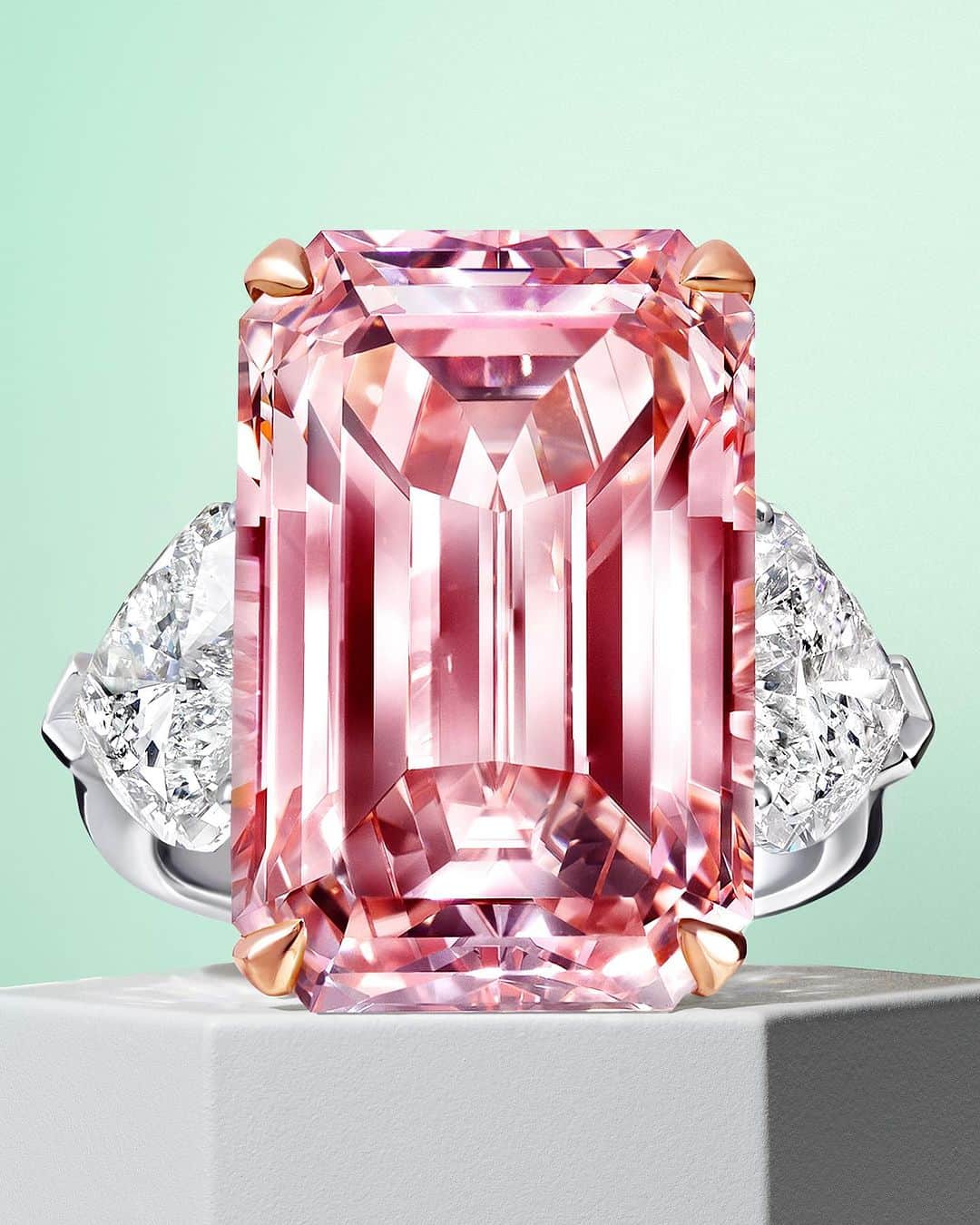 Graffさんのインスタグラム写真 - (GraffInstagram)「A timeless design showcasing a sensational 17 carat Fancy Intense Pink Internally Flawless emerald cut diamond. The ultimate expression of femininity and romance, this mesmerising stone is complemented by exquisite heart shape side stones.  #GraffDiamonds」6月30日 22時44分 - graff