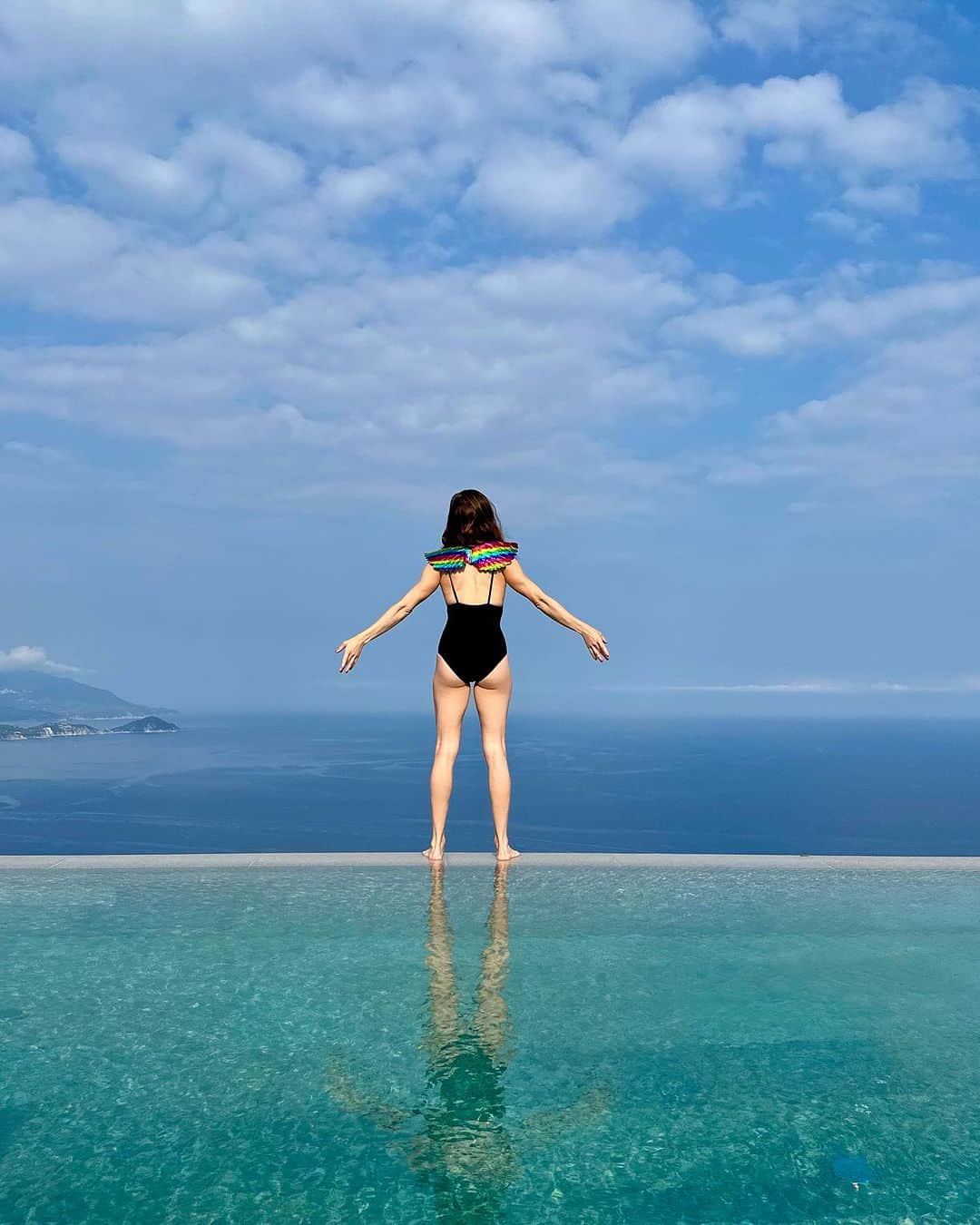 マリーナ・スコーシアーティのインスタグラム：「Just flew in to Italy and boy are my arms tired. #elbaisland #italy #napoleón (Napoleon was exiled on this island, in case you were wondering) #napoleonbonaparte #italiangirl #italianvacation #topoftheworld #montegrossoelba #montegrosso #vacationmode #byeeeeee @montegrossoelba #pride #pridewings」