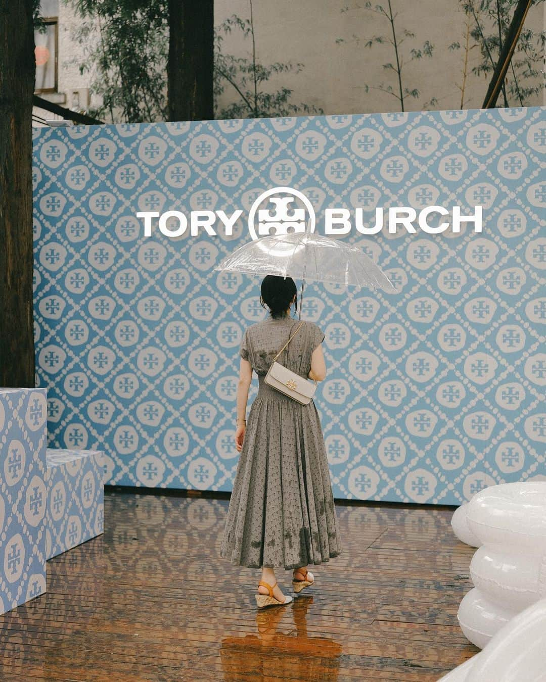 徐琁さんのインスタグラム写真 - (徐琁Instagram)「上海好美!!! 今天參加了 @ToryBurch的活動 雖然活動中途下了點小雨但內心是大晴天☀️ 聽到娃娃在舞台上說：沒有太陽沒關係，我們可以當自己的太陽！ 我平常也都是這樣想😂喜歡這句🫶🏻  活動現場佈置的超可愛 除了有泳池還有冰淇淋車～ 超萌的～🥥🍦😻💕   @toryburch #ToryBurchPreFall23 #ToryBurch #DestinationAnywhere」6月30日 22時51分 - cos55555