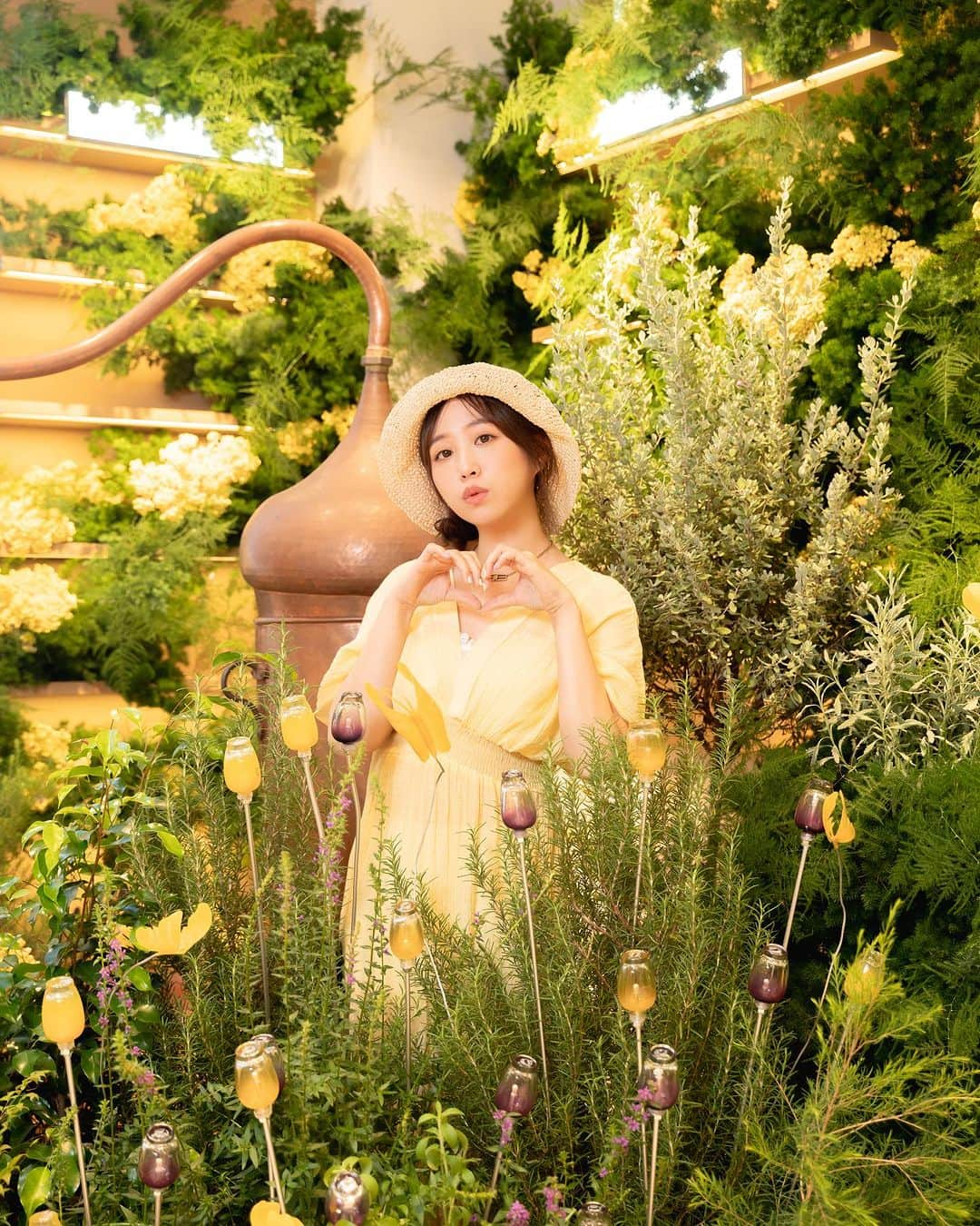 鄭茵聲のインスタグラム：「今天來參加L'OCCITANE 歐舒丹「永續植感體驗展~ WE ARE WHAT WE DO」。 看到邀請函上有寫到這次展覽強調減塑環保、保護自然生態 跟我平常都會跟朋友提倡要解約能源、愛護環境不謀而合 我就迫不及待想來參加   來到現場後 我馬上被以星光瓶和蠟菊賦活極萃油的空瓶所打造的蠟菊花園吸引 超適合拍美照的造景 怎麼拍都美 另外歐舒丹以實際的行動保護環境 以100%可回收再生塑料、再生鋁、再生玻璃等再生材料製成產品容器 提供超過26 種環保補充包供消費者選購，每年更節省約200噸塑料！ 至今全球歐舒丹店櫃已回收超過 300 萬個空瓶！ 門口跟忠孝門市店內的牆上有人氣藝術家-周依 結合大自然色調和品牌元素打造繽紛活潑的永續空間   平常很愛去海邊玩的我 如果有浮潛看到可愛的海底小動物好像越來越少 跟海底環境也有些微變化 就會有感而發 我自己會從小地方做環保 例如使用環保餐具跟自備環保袋等等   趕快來預約參觀展覽 一起跟我幫助地球變得漂亮 即有機會免費帶走獨家四大好禮 總價值NT. 750元以上： 1)入場禮：用LINE預約入場就能獲得入場禮-淡香水7.5ml 2)打卡禮：追蹤台灣歐舒丹官方IG，於活動場內拍照打卡上傳 IG 公開發布貼文，即贈原野之心系列沐浴膠50ml 3)體驗禮：參觀並完成線上導覽問答題即可獲得品牌化妝包乙個 4)回收禮：參與活動當天攜帶任何不限品牌非彩妝類可回收美妝保養空瓶，每一瓶空瓶即可獲得一份回收禮，不限件數，回收幾件即可獲得幾份回收禮！ (以上四大好禮品項隨機贈送，依活動現場實際庫存狀況為主) #歐舒丹永續植感體驗展  #大自然的耕耘者  #耕耘自然植感生活  #歐舒丹 #LOccitane  @loccitanetw」