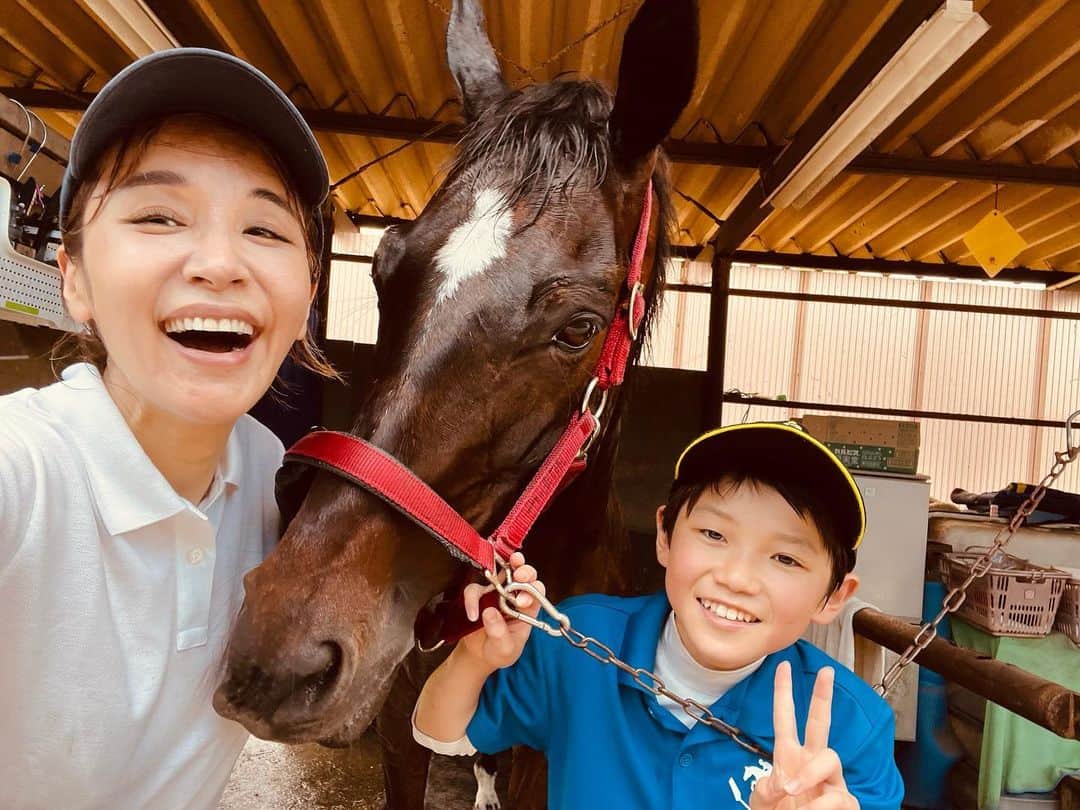 鈴木紗理奈のインスタグラム：「乗馬友達のプリンスと。 久々馬乗るの寂しいから一緒に行こうと 誘ったら付き合ってくれた🐴  4年前リオトが留学した時、急にできた1人の時間をどうにかしないと鬱になってしまいそうと乗馬をはじめた。汗だくになって乗馬して、お馬ちゃんの世話してたら、リオトの世話をしてあげてる様な気がして救われた。 山がない千葉の空は広くて、帰り道空一面に染まる美しすぎる夕焼けに包まれながらこの夕陽がリオトのいるイギリスの朝日になるんやと思うとせつなすぎて、毎度運転しながら大号泣してた。 そんな私にリオト代わりに何度もハグさせてくれたプリンス。笑  久々に馬に乗って やりはじめた頃の自分を思い出した。 今やっと、リオトがいない日でも少し元気でやれるようになってきた。  こんな事を素直に書けるのも1人の生活に やっと慣れてきた証拠かな。  元気があれば何でもできる‼︎1.2.3.ダーーーーー‼︎  #horseriding」