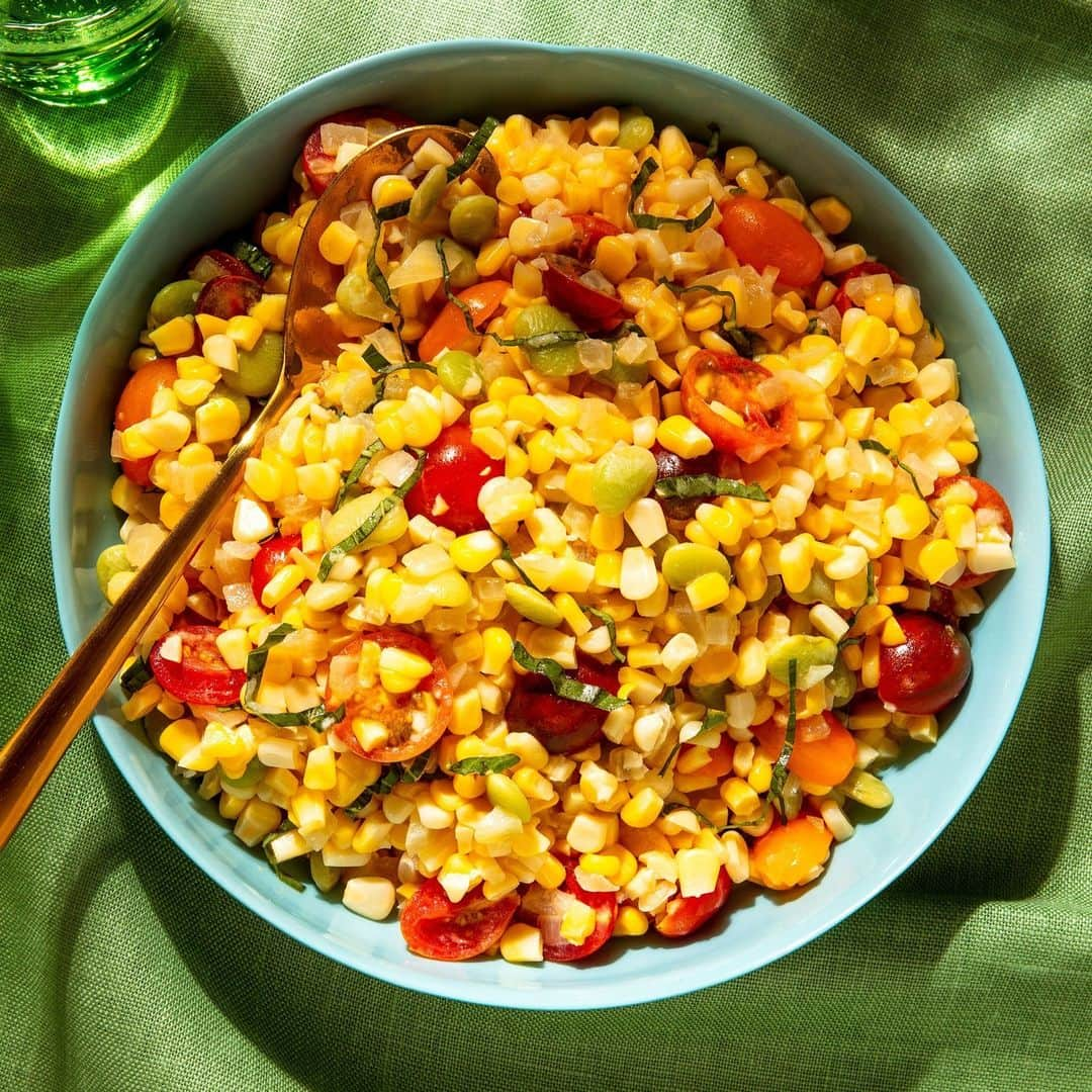 Food & Wineさんのインスタグラム写真 - (Food & WineInstagram)「@carlaphall’s Succotash is perfect for: Barbecues, picnics, and any time you want a quick, easy side dish. Get the recipe that’s packed with warm-weather MVPs (AKA 🍅🌽) and is going to be your summer go-to through the link in bio. #fwclassic   📸: @matt_tg, 🥄: @bwasbu」6月30日 22時55分 - foodandwine