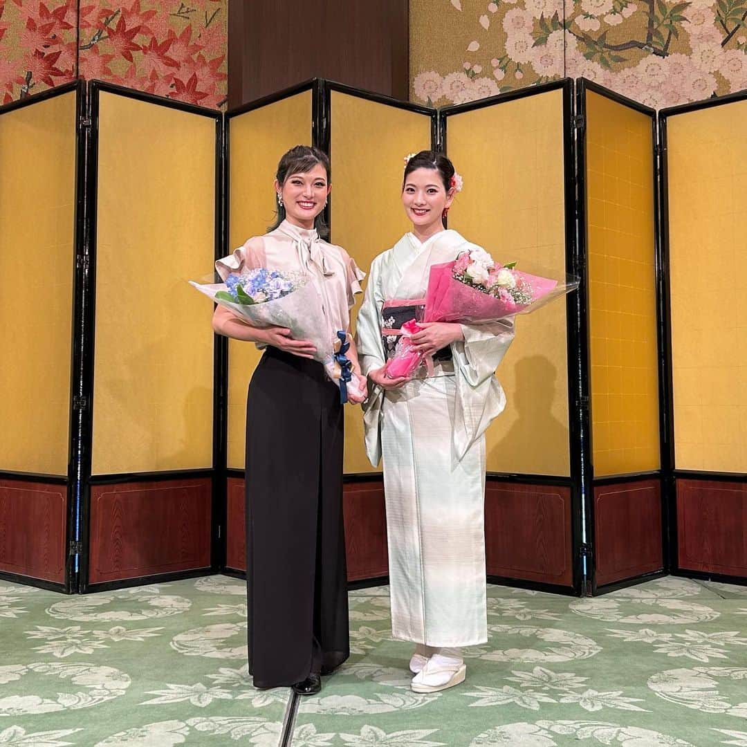 美蘭レンナのインスタグラム：「👘🎤💐💃🪭 . . . 先日、リーガロイヤルホテルで開催された、 とある記念式典で姉とショーを披露致しました☺️✨✨  私は日本舞踊　長唄「蓬莱」を舞わせて頂きました🪭 あとダンスと少し歌と😌🎤  姉が演出・振付もしてくれました😊✨  2月の公演を観に来て下さった方が今回の式典にと お声掛け頂き、本番に向けてお稽古してきました✨✨  皆さまに喜んで頂けて、私もとても楽しかったです☺️✨❤️  ご縁に感謝し、 これからもどんどん人前で舞う機会を増やしていきます😍🪭 . . . #夏越の大祓 #イベント#記念式典#披露 #宝塚#宝塚og #歌#ダンス#日本舞踊#長唄 #舞#踊り#着付け#着物 #着物ヘア#帯#帯アレンジ」