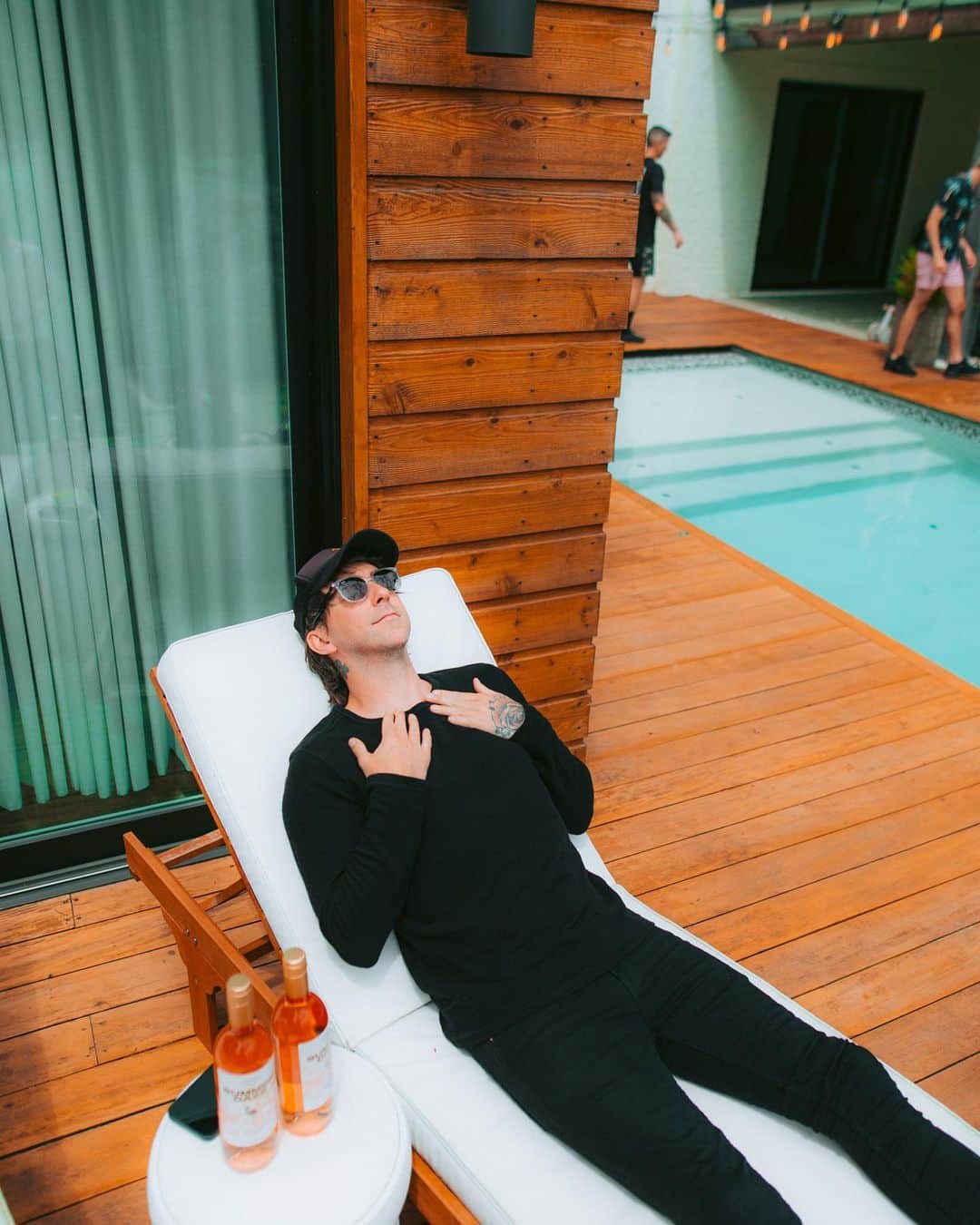 All Time Lowのインスタグラム：「Tan those hands this weekend! Free shipping available on Summer Daze Rose purchases this weekend 🍷 21+, please enjoy responsibly!」