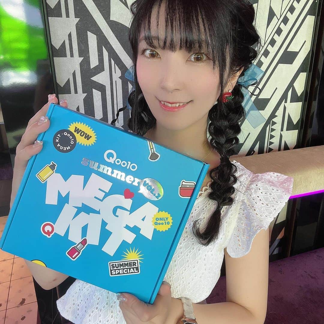 服部彩香のインスタグラム：「Qoo10さんのMEGA KITが届きました🎁 7/1(土) 0:00～ 7/7(金) 23:59 まで開催されている 20％メガポ⭐️⭐️ 対象商品を購入すると購入金額の20%が返ってくる お得な7日間🥰  今話題の桃70%ナイアシンセラムも対象で これを機に気になってるコスメたちをお迎えするのも楽しいよね😆 . ポイントバックされるお得なこの機会に 是非皆さんもメガポ活用してみてね💄  - ̗̀🎁 ̖́-https://special.qoo10.jp/DynamicAD/5298/ . #Qoo10MegaKit #Qoo10 #メガポ #PR」