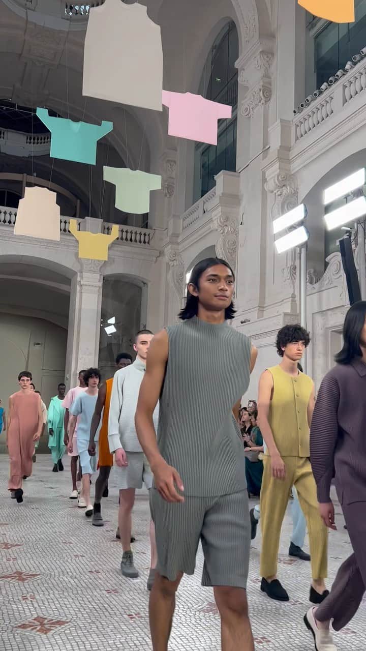 AnOther Magazineのインスタグラム：「#StillThinkingAbout the poetic theatricality of @hommeplisse_isseymiyake’s latest show, presented during Paris Fashion Week Men’s 🕊  Beginning with the unfurling of a large roll of pleated paper at Paris’ Musée des Arts Décoratifs, followed by on-stage dressing, the show reflects the philosophy of the designer who believed clothes should be adaptable and liberating.   “I want women to be able to wear my clothes in the kitchen, when they’re pregnant,” Miyake told @susannahfrankel for The Guardian Weekend in July 1997. “My clothes are for the young, for the old, for the short, for the tall. They’re ageless.”   🎥 by @jordanduddy」