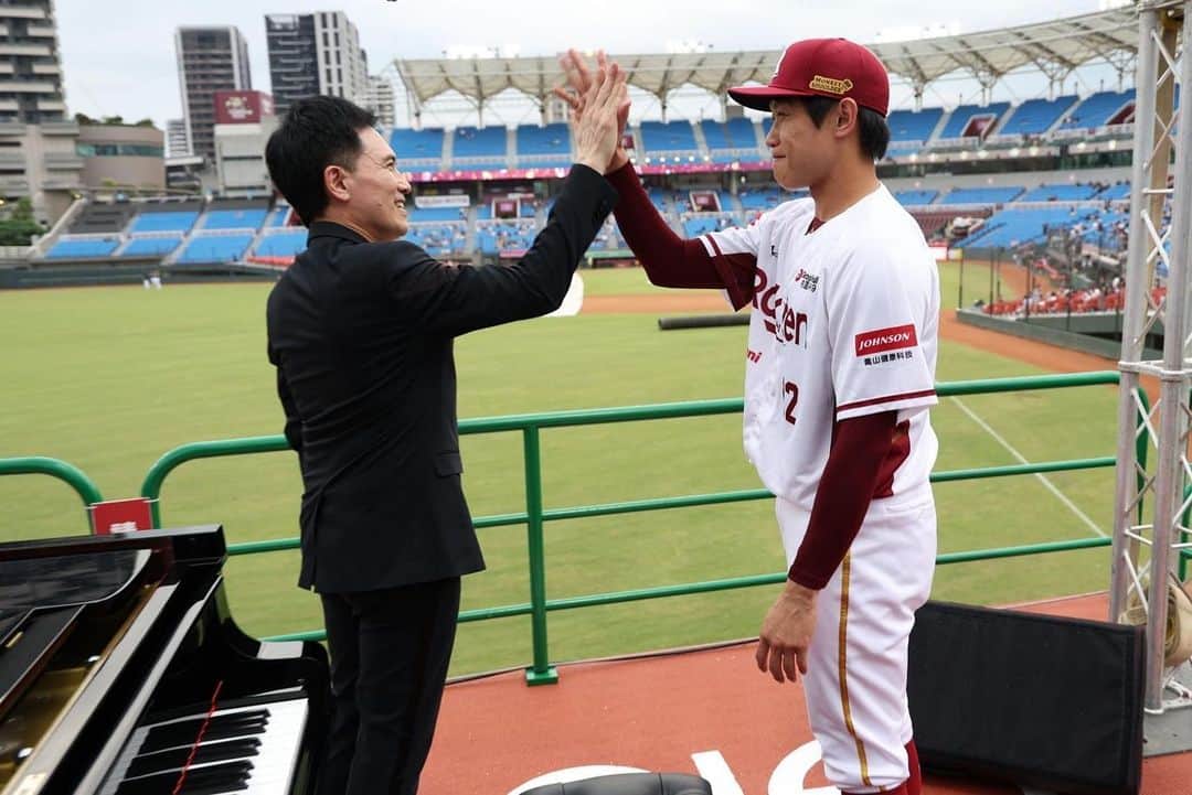 陳冠宇さんのインスタグラム写真 - (陳冠宇Instagram)「6/30響樂趴🎹 打從心裡也不會覺得我會坐在鋼琴前面彈鋼琴😂  接到活動通知到結束的那一刻心裡真的蠻澎湃的 在電視轉播與球迷面前做著自己不擅長的事真的要有很大的勇氣，還好有專業的冠宇老師和天空作美讓我的鋼琴初體驗可以留下完美的句點。最後祝福在每個行業辛苦為了生活變得更好的陳冠宇們都可以一起加油🫡 #rakutenmonkeys  #菜市場名 #陳冠宇」6月30日 23時00分 - kuanyu1029