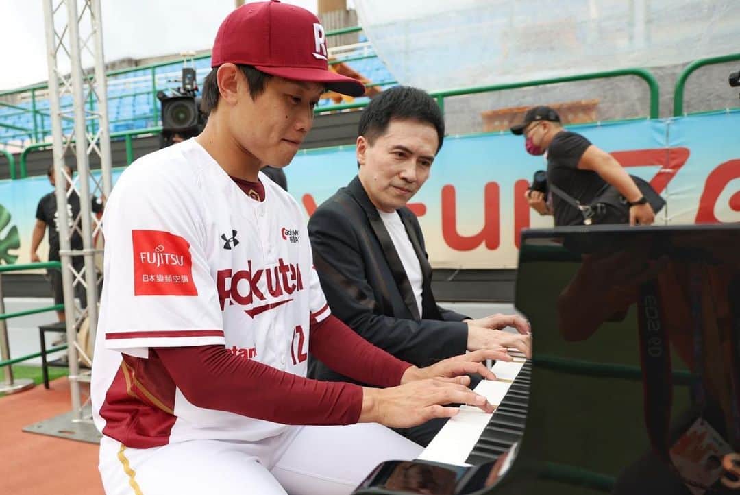 陳冠宇さんのインスタグラム写真 - (陳冠宇Instagram)「6/30響樂趴🎹 打從心裡也不會覺得我會坐在鋼琴前面彈鋼琴😂  接到活動通知到結束的那一刻心裡真的蠻澎湃的 在電視轉播與球迷面前做著自己不擅長的事真的要有很大的勇氣，還好有專業的冠宇老師和天空作美讓我的鋼琴初體驗可以留下完美的句點。最後祝福在每個行業辛苦為了生活變得更好的陳冠宇們都可以一起加油🫡 #rakutenmonkeys  #菜市場名 #陳冠宇」6月30日 23時00分 - kuanyu1029