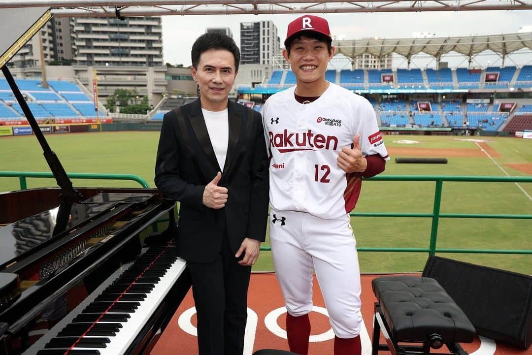 陳冠宇さんのインスタグラム写真 - (陳冠宇Instagram)「6/30響樂趴🎹 打從心裡也不會覺得我會坐在鋼琴前面彈鋼琴😂  接到活動通知到結束的那一刻心裡真的蠻澎湃的 在電視轉播與球迷面前做著自己不擅長的事真的要有很大的勇氣，還好有專業的冠宇老師和天空作美讓我的鋼琴初體驗可以留下完美的句點。最後祝福在每個行業辛苦為了生活變得更好的陳冠宇們都可以一起加油🫡 #rakutenmonkeys  #菜市場名 #陳冠宇」6月30日 23時00分 - kuanyu1029