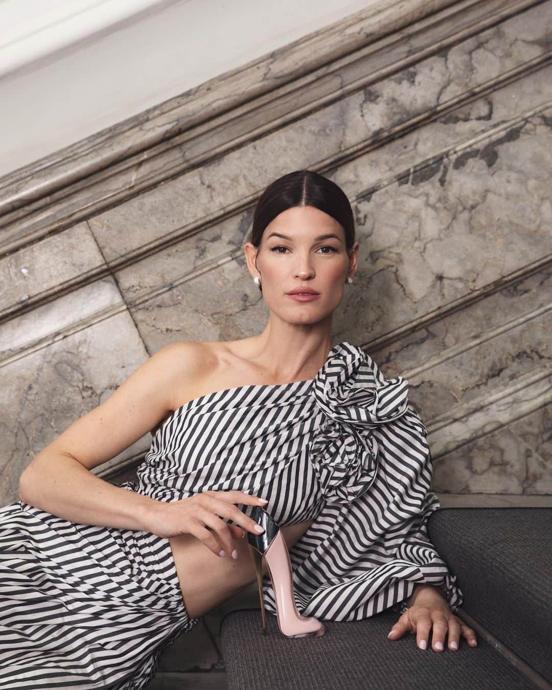Hanneli Mustapartaのインスタグラム：「Advertisement: This is my summer scent - Good Girl Blush by @carolinaherrera It’s like walking through a field of flowers whilst it also has some deeper notes which makes me feel strong and feminine throughout the day. Read more in @ellenorge   #GoodGirlCarolinaHerrera #ElleNorge」