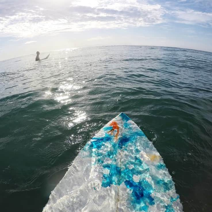 酒井まいのインスタグラム：「サーフボードペイント🏄‍♀️♡ 素敵な写真をありがとうございます🏝️✨✨ @hayamiii.n   #maaa_art #beach #サーフボードデザイン   #マーブリング #サーフボードアート #アクリル#サーフィン#サーフボード#サーフィンライフ #surfing#surfingart #newboard」