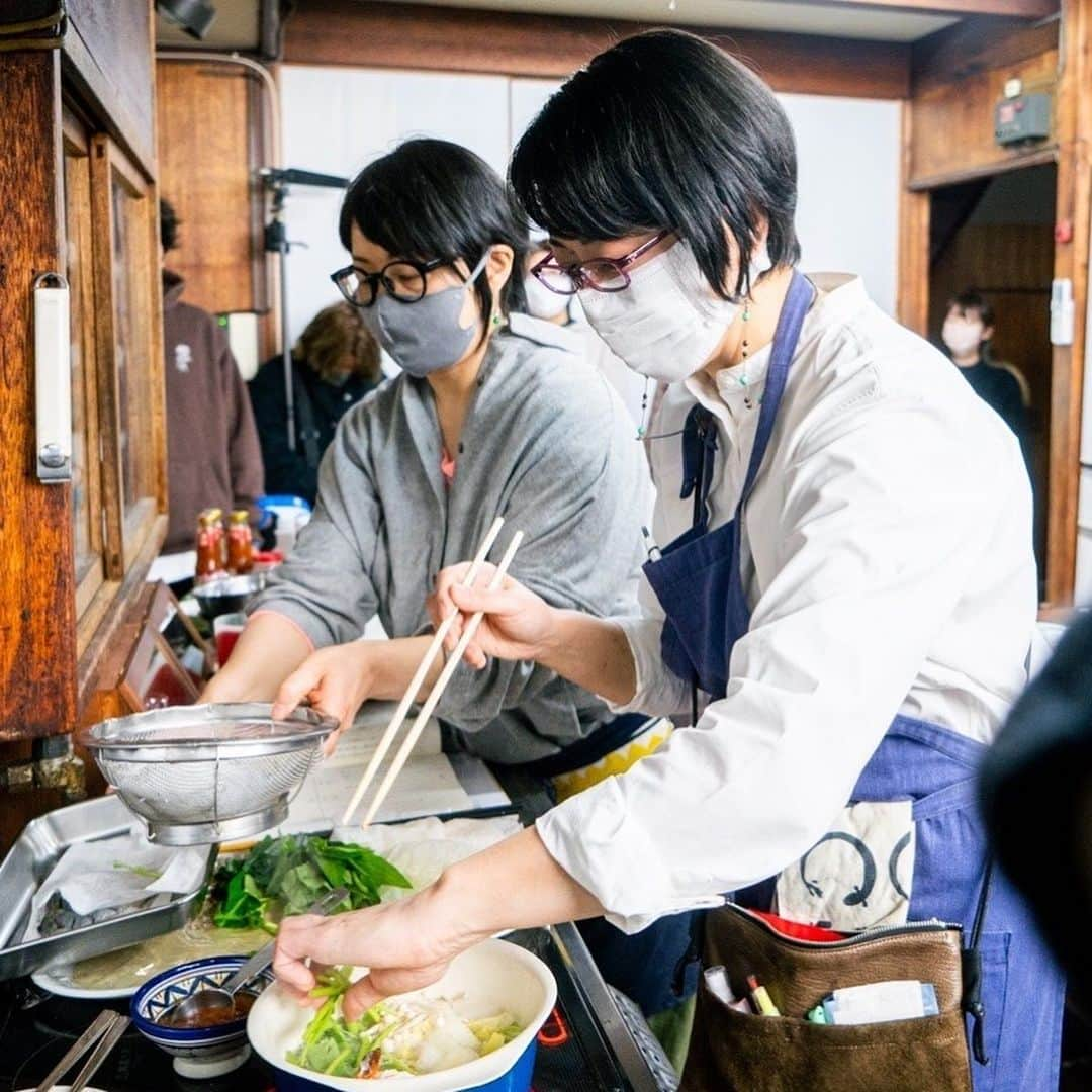 ヤミーさんのインスタグラム写真 - (ヤミーInstagram)「ついに料理旅行が終わりました。 ドラマ「全ラ飯 @lalala_meshi 」最後のスパイスは“生こしょう”。カンボジア「イカの生こしょう炒め」でラストです。  この“生こしょう”の入手にいたるまでもドラマでした。(私の中で)  まず生こしょうについて台本に書かれている内容に間違いないか、確認作業から大変でした。 調べても調べても生態がはっきり分からず、カンボジア、タイ、スリランカの知り合いに訊ねても分からず、食品メーカーさんのスパイス研究所にご協力いただきました。  そこでわかったのが“生態について謎が多い”ことと“美しい生の状態での輸入が困難”ということ。  裏付けはこれで取れた、けれど次の問題が、撮影に合わせて美しい状態で入手できるかどうか。  売っている場所は分かっているものの、黒く変色しているものが多く、輸入のタイミングを撮影に合わせられない。早く確保したら、時間が経てばたつほど変色してしまう、、、  最終回の、しかもドラマのキーとなるスパイス、あきらめきれない！と調べ続けていたら、国産胡椒があるらしいという噂を耳にしました。  国産があるとは思ってもなかったので、そこから国産胡椒に絞って情報収集。 沖縄でオーガニックで胡椒栽培をしているADA FARM @ada_farm_okinawa さんにたどり着き、なんと、緑の生こしょうを収穫販売している！時期は2月！！撮影ドンピシャ‼️  1年に1回、2月にしか入手のチャンスがないという、ストーリーとのリンクぶりに鳥肌でした。  届いた生こしょうは本当に美しいグリーンで、宝石のように輝いてました。 撮影ギリギリまで収穫を待って下さったADA FARMさん、本当にありがとうございました！  *  さくちゃん @sakusaku_chan が、仕事中の様子を撮影してくれたので裏側をチラリ。  みづ知さんのダイニング全体も。  これからここで一条と真尋が料理を振るまって、美味しいものを食べる人たちの笑顔であふれるんですね。 そんなその後も見てみたい！ 美味しいレシピをいっぱい用意するから、season2を待ってます😁  まだ最終回を観てない方は、TVerなどの配信でぜひ❤️  *  料理監修にあたって、クレジットには載らないたくさんの方に支えていただきました。 様々な企業さんや友人、生徒さん、全くはじめての方にもご協力を仰ぎました。快くお力を貸して下さりありがとうございました‼️心から感謝します。  やりきった最終日の姿を載せておきます､､､(クランクアップでいただいたお花も💕)  😘😘😘 @natural1988kitchen  @akiko.ishizu  @kana_foodbeauty  @veronica723  @sakusaku_chan  @yum0yum0yummy26  @yukieisomura  @horiehiroko.sawako  @recipe.nadia   #全ラ飯 #ゼンラメシ  #近藤頌利 #ゆうたろう  #adapepper #オーガニック生胡椒  #料理旅行 #ヤミーレシピ  #おうちで世界一周 #料理監修 #ドラマ」6月30日 23時19分 - ym_3stepcooking