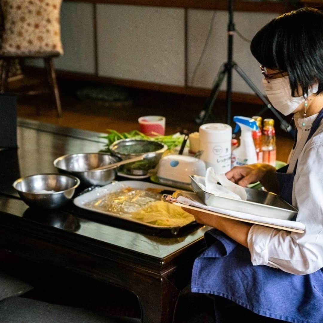 ヤミーさんのインスタグラム写真 - (ヤミーInstagram)「ついに料理旅行が終わりました。 ドラマ「全ラ飯 @lalala_meshi 」最後のスパイスは“生こしょう”。カンボジア「イカの生こしょう炒め」でラストです。  この“生こしょう”の入手にいたるまでもドラマでした。(私の中で)  まず生こしょうについて台本に書かれている内容に間違いないか、確認作業から大変でした。 調べても調べても生態がはっきり分からず、カンボジア、タイ、スリランカの知り合いに訊ねても分からず、食品メーカーさんのスパイス研究所にご協力いただきました。  そこでわかったのが“生態について謎が多い”ことと“美しい生の状態での輸入が困難”ということ。  裏付けはこれで取れた、けれど次の問題が、撮影に合わせて美しい状態で入手できるかどうか。  売っている場所は分かっているものの、黒く変色しているものが多く、輸入のタイミングを撮影に合わせられない。早く確保したら、時間が経てばたつほど変色してしまう、、、  最終回の、しかもドラマのキーとなるスパイス、あきらめきれない！と調べ続けていたら、国産胡椒があるらしいという噂を耳にしました。  国産があるとは思ってもなかったので、そこから国産胡椒に絞って情報収集。 沖縄でオーガニックで胡椒栽培をしているADA FARM @ada_farm_okinawa さんにたどり着き、なんと、緑の生こしょうを収穫販売している！時期は2月！！撮影ドンピシャ‼️  1年に1回、2月にしか入手のチャンスがないという、ストーリーとのリンクぶりに鳥肌でした。  届いた生こしょうは本当に美しいグリーンで、宝石のように輝いてました。 撮影ギリギリまで収穫を待って下さったADA FARMさん、本当にありがとうございました！  *  さくちゃん @sakusaku_chan が、仕事中の様子を撮影してくれたので裏側をチラリ。  みづ知さんのダイニング全体も。  これからここで一条と真尋が料理を振るまって、美味しいものを食べる人たちの笑顔であふれるんですね。 そんなその後も見てみたい！ 美味しいレシピをいっぱい用意するから、season2を待ってます😁  まだ最終回を観てない方は、TVerなどの配信でぜひ❤️  *  料理監修にあたって、クレジットには載らないたくさんの方に支えていただきました。 様々な企業さんや友人、生徒さん、全くはじめての方にもご協力を仰ぎました。快くお力を貸して下さりありがとうございました‼️心から感謝します。  やりきった最終日の姿を載せておきます､､､(クランクアップでいただいたお花も💕)  😘😘😘 @natural1988kitchen  @akiko.ishizu  @kana_foodbeauty  @veronica723  @sakusaku_chan  @yum0yum0yummy26  @yukieisomura  @horiehiroko.sawako  @recipe.nadia   #全ラ飯 #ゼンラメシ  #近藤頌利 #ゆうたろう  #adapepper #オーガニック生胡椒  #料理旅行 #ヤミーレシピ  #おうちで世界一周 #料理監修 #ドラマ」6月30日 23時19分 - ym_3stepcooking