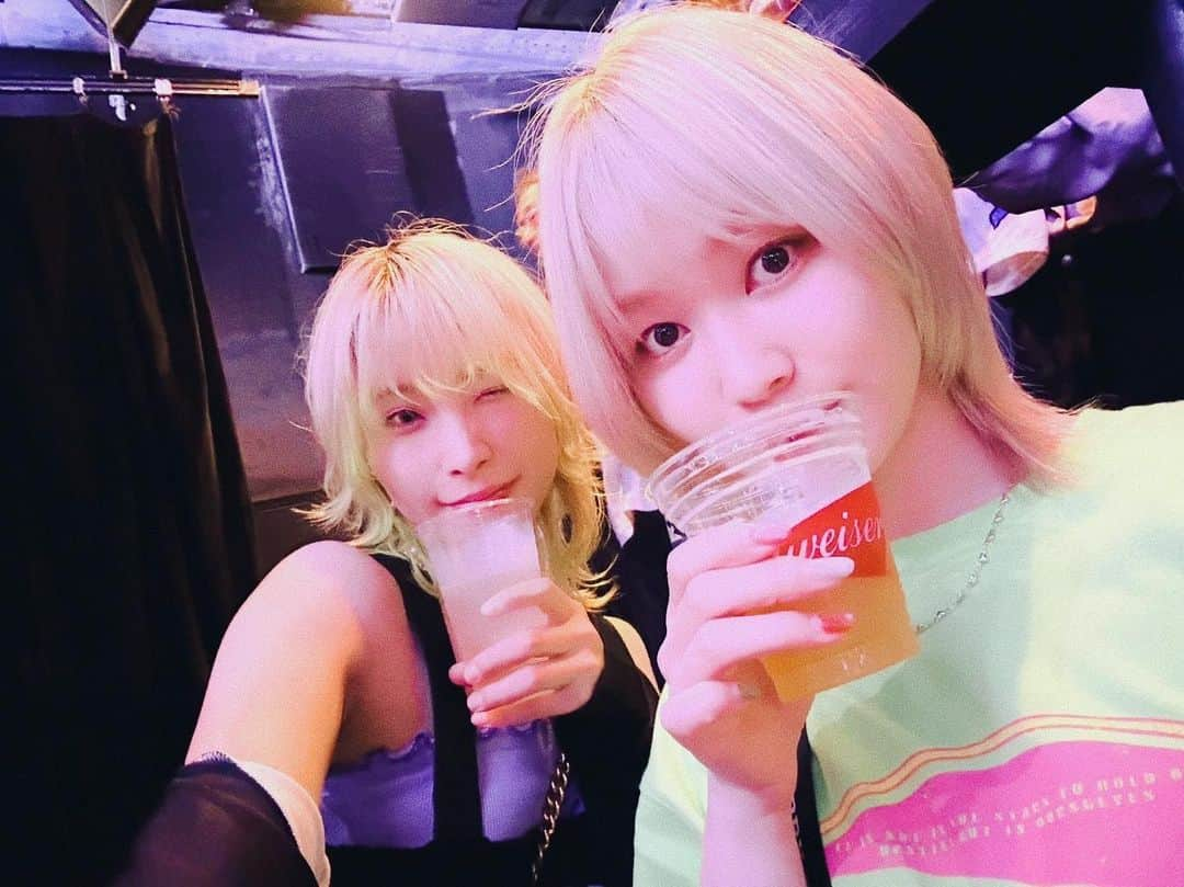 朝日奈丸佳のインスタグラム：「響さんにライブハウスに連れて行ってもらったよ🍻🎧 こう見ると姉妹みたいだよね〜〜！ まるひびてぇてぇ    #朝日奈丸佳  #山村響  #声優  #金髪  #金髪ショート  #ウルフカット  #派手髪」