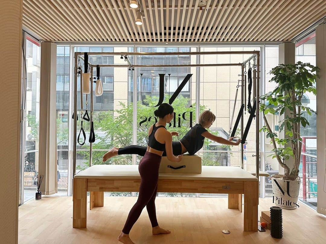 国枝洋子のインスタグラム：「明日Open予定の 「NU Pilates-ニューピラティス-」に行ってきました🧘‍♀️  猫背で前のめりの姿勢を治したい、と相談したら 私にあったトレーニング方法を教えてくれて 帰り際には姿勢が少し治ってた😂すごい👏  先生が凄く丁寧に教えてくれるからピラティス初心者の方にもオススメです♡  長年の悩みが解決すると思ったら嬉しい〜✨頑張ろう☺️  ・WEBサイト http://pilatesnu.com/  #ピラティス #マシンピラティス #パーソナル #渋谷」