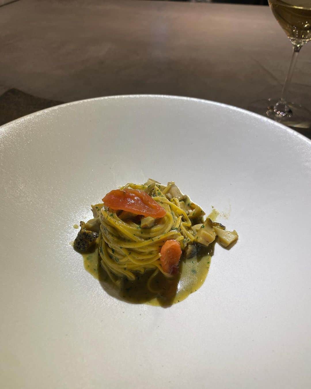 YU-RIのインスタグラム：「毎回楽しみなイタリアン🇮🇹  📍WAJO / 代官山  大好きなWAJO♡ 先月までのテーマが「Pasta. Pasta. Pasta.」♡⃛ だったから急いで行ってきた☺️ 炭水化物パラダイス(っ'ヮ'c)最高  色んなパスタが食べれて最高に幸せでした♡♡  あと島根牛と網走産のきんきと箸休めに出てきた ディタパインバジルが忘れられない...😇  たしか今月はバカンスがテーマ🏖 2ヶ月に１回テーマが変わるから いつも楽しみ૮꒰ ɞ̴̶̷ ·̮ ɞ̴̶̷ ꒱ა𓂃 𓈒𓏸◌‬♡  あといつもホスピタリティがすごくて感動する( ᵕᴗᵕ )✩⡱」