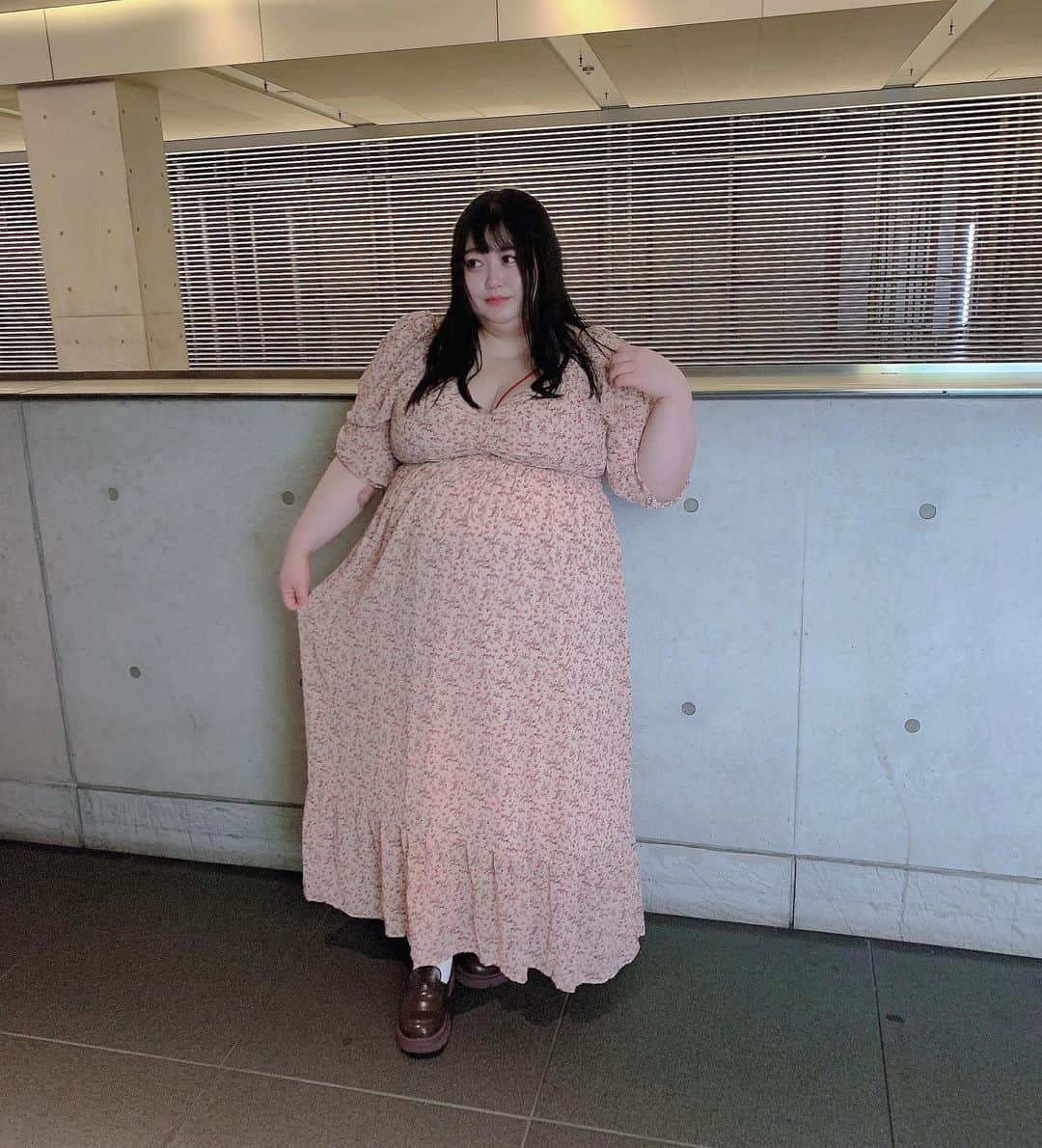 えみっくすのインスタグラム：「SHEINのECサイトのモデルさんの着用写真でスネくらいまでのロングワンピ、155cmのわたしだとだいたいギリギリ私服で着れる長さ❕雨の日以外ならいける❕いつも長そうで諦めてたけど、思い切って今回チャレンジしてよかったჱ̒⸝⸝•̀֊•́⸝⸝)‪♡引き摺らないことがわかった❕❕❕❕  【商品ID】 onepiece：10223261 4XL socks：5350767 shoes：14602462 CN38  【クーポンコード】 emix  6/30まで、 お買い上げ金額1～5,999円までは15%OFF、6000円以上は20%OFFになります❕❕  @shein_japan  @sheinofficial  @sheincurve   H155/W105/B125/W105/H115  👗 .｡ _________________________ ｡. 👗   　えみっくすの日々のコーディネートを ︎︎ 　　　▶️ #えみっくすコーデ ◀️  　　　でまとめています⸜(*⃙⃘'ᵕ'*⃙⃘)⸝⋆*   　コーデを参考にしてくれたらぜひ  　ハッシュタグをつけて投稿してね📷✨  👗 .｡ _________________________ ｡. 👗  #SHEINforALL  #shein #sheinofficial #shein購入品 #sheinコーデ #sheincurve  #ぽっちゃりコーデ  #ぽっちゃり女子  #ぽっちゃり  #ぽっちゃりファッション  #ぽっちゃりさんと繋がりたい  #ぽっちゃり大人女子  #ぽっちゃりモデル  #ぽっちゃり女子と繋がりたい  #ぽっちゃりコーディネート  #プラスサイズ  #プラスサイズコーデ  #プラスサイズファッション  #プラスサイズモデル  #plussize  #plussizefashion  #plussizemodel #curvy  #chubby  #curvyfashion  #ミスiD2022 #みけぽ  #ミケぽちゃ  #銀座」