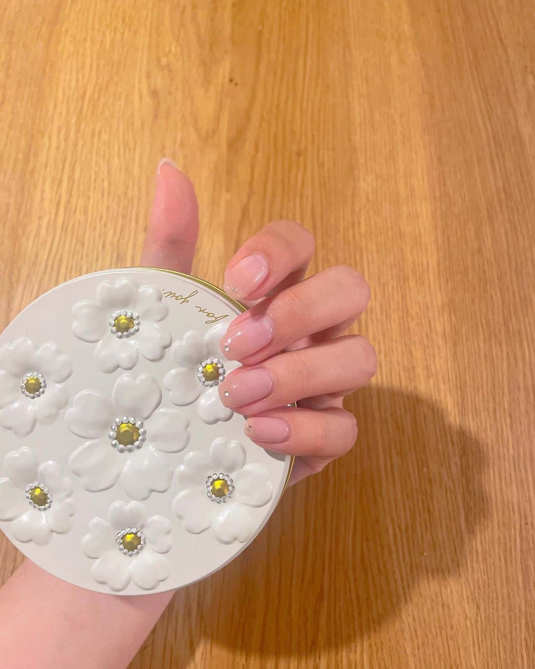 高田秋のインスタグラム：「🤍new nail🤍 @nemanail  いつもありがとう♡  缶の中は可愛いクッキー🍋 明日たべよーっと🍪」