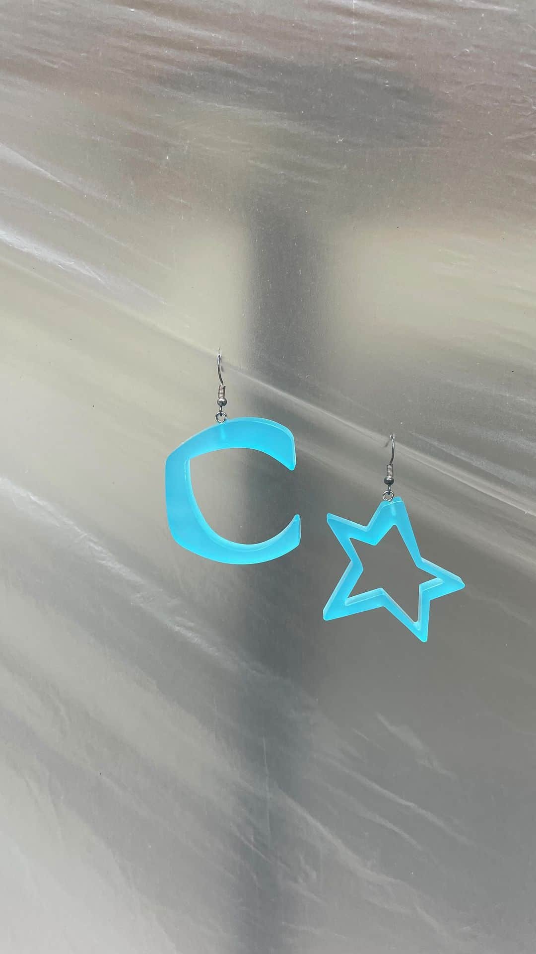 コルトモルテドのインスタグラム：「Get your C Star earrings before they fly away」