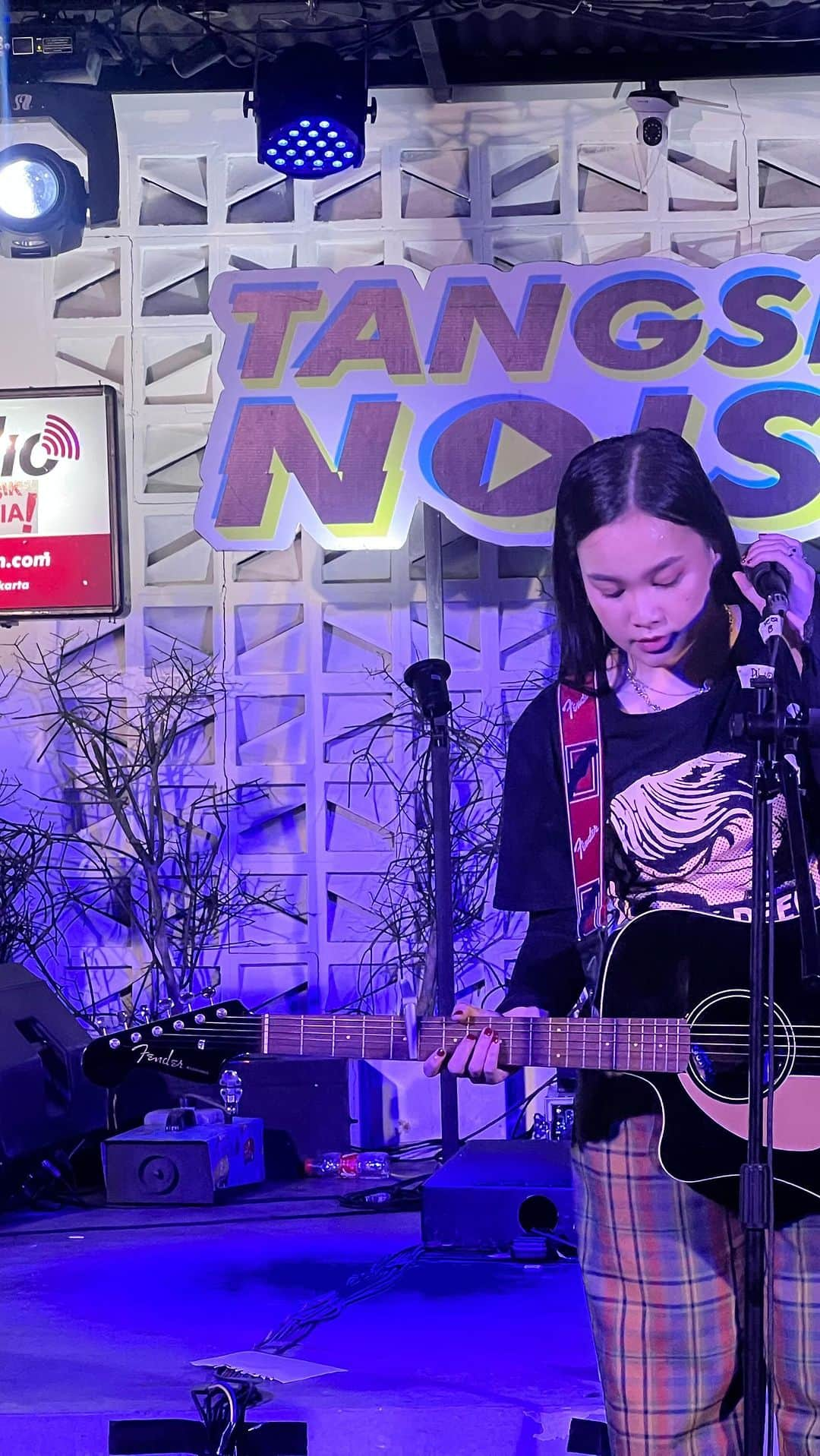 ナディラ・シンディ・ワンタリのインスタグラム：「FASE dinyanyikan secara langsung, kalau bawain lagu ini degdegan mulu takut nangis 🥲   Mau gak kalau FASE dinyanyiin di kota kamu? Ke mana ya? #FASE」