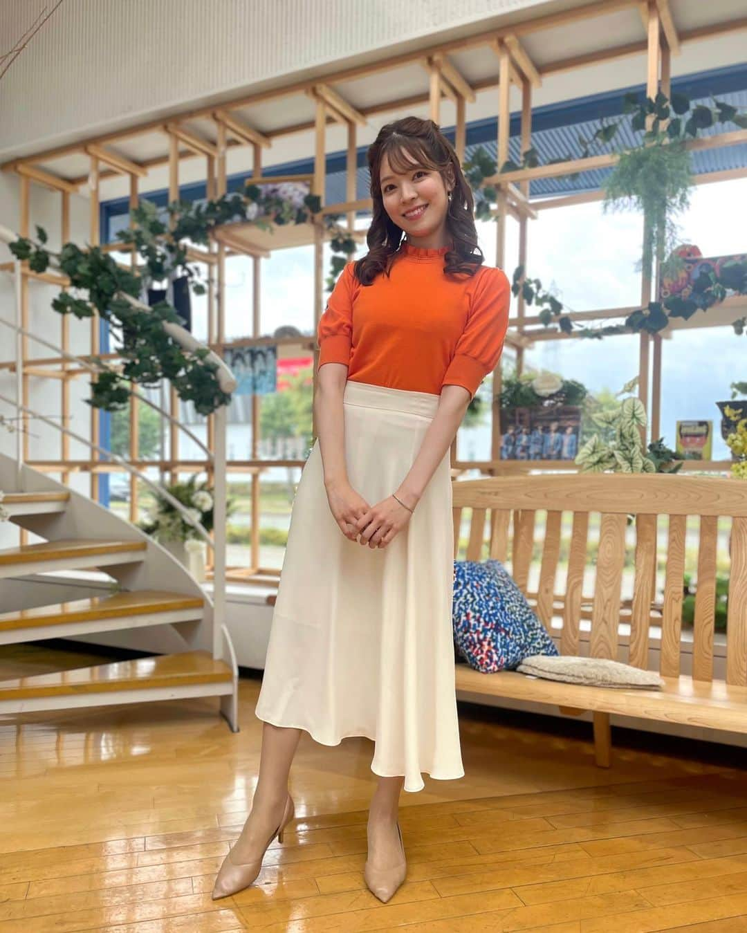 三宅絹紗のインスタグラム：「🍊 前回はダンス披露ということで… ヘアメイクさんがK-POPアイドル風に素敵なアレンジをしてくださりました💋  明日のサタファンは MCは河合郁人さん、 ゲストは一関出身の俳優、モデルなどマルチに活躍される小松彩夏さん🩷 久しぶりにお会いできるのが 楽しみです〜😚  そしてバスガイド三宅にとっては久しぶりのいわバス！ 河合さんと遠野市の旅です🚌🥒  #ハーフツイン#ヘアアレンジロング#小松彩夏 さん#いわバス#サタファン#サタデーファンキーズ#遠野#いわて#めんこいテレビ#三宅絹紗」