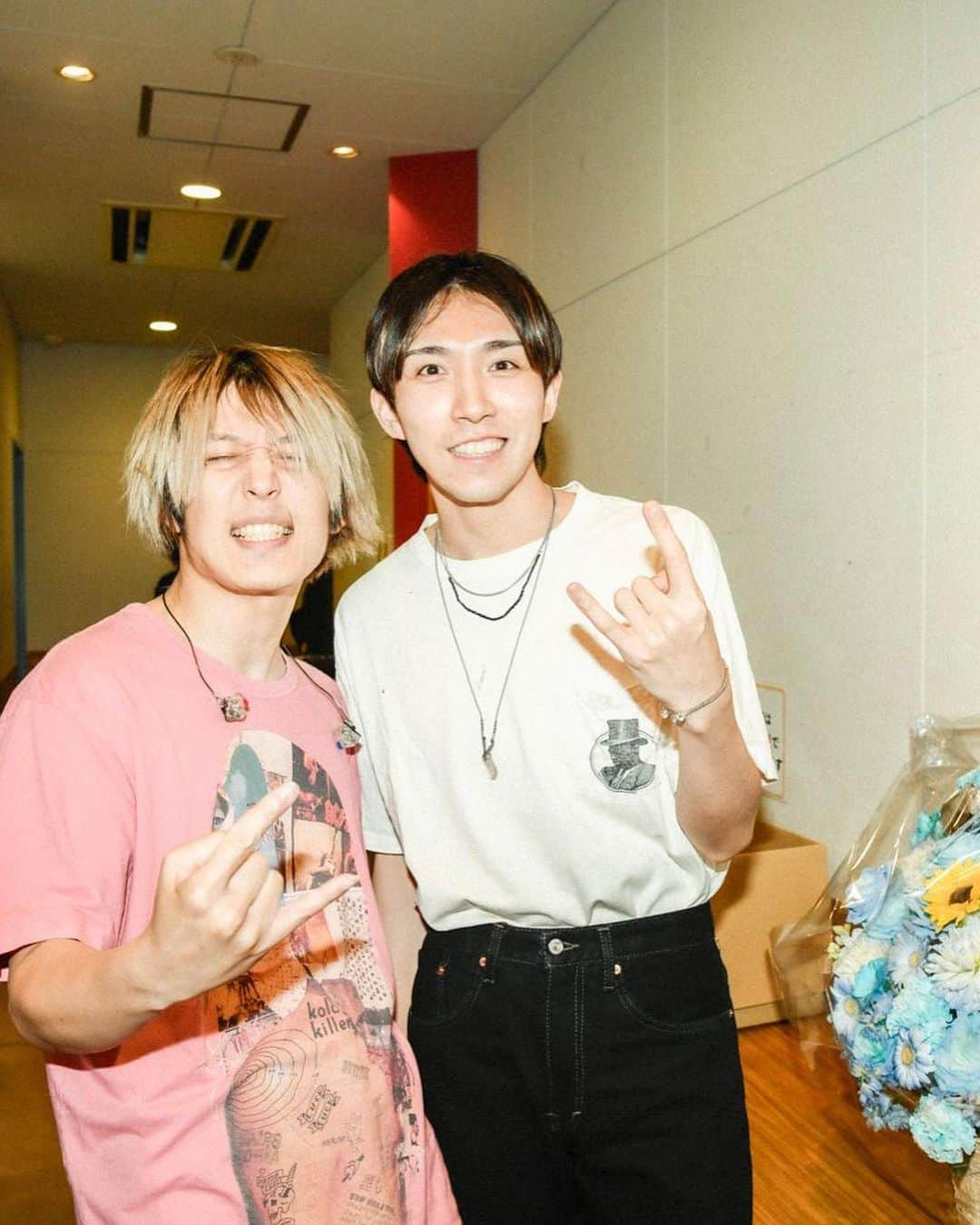 白井眞輝さんのインスタグラム写真 - (白井眞輝Instagram)「Thank you Nagoya day2!!!!  And thank you go!go!vanillas!!!! 付き合い長いけどようやっと対バンできたって感じですね。 進太郎くん意識の赤黒チェックです。 だもんで久しぶりにチェック着ました。 機材も近しい感じなので何かと意識するギタリストです。これからもよろしくお願いします。  そしてついにツアーが終わってしまいました。 ら久しぶりのツーマンツアー、やっててでら楽しかったですね。 とてつもなく得る物が多かったツアーでした。 また是非やりたいですね。  #gogovanillas #alexandros #thisfestour23」6月30日 23時26分 - masakishirai_alexandros