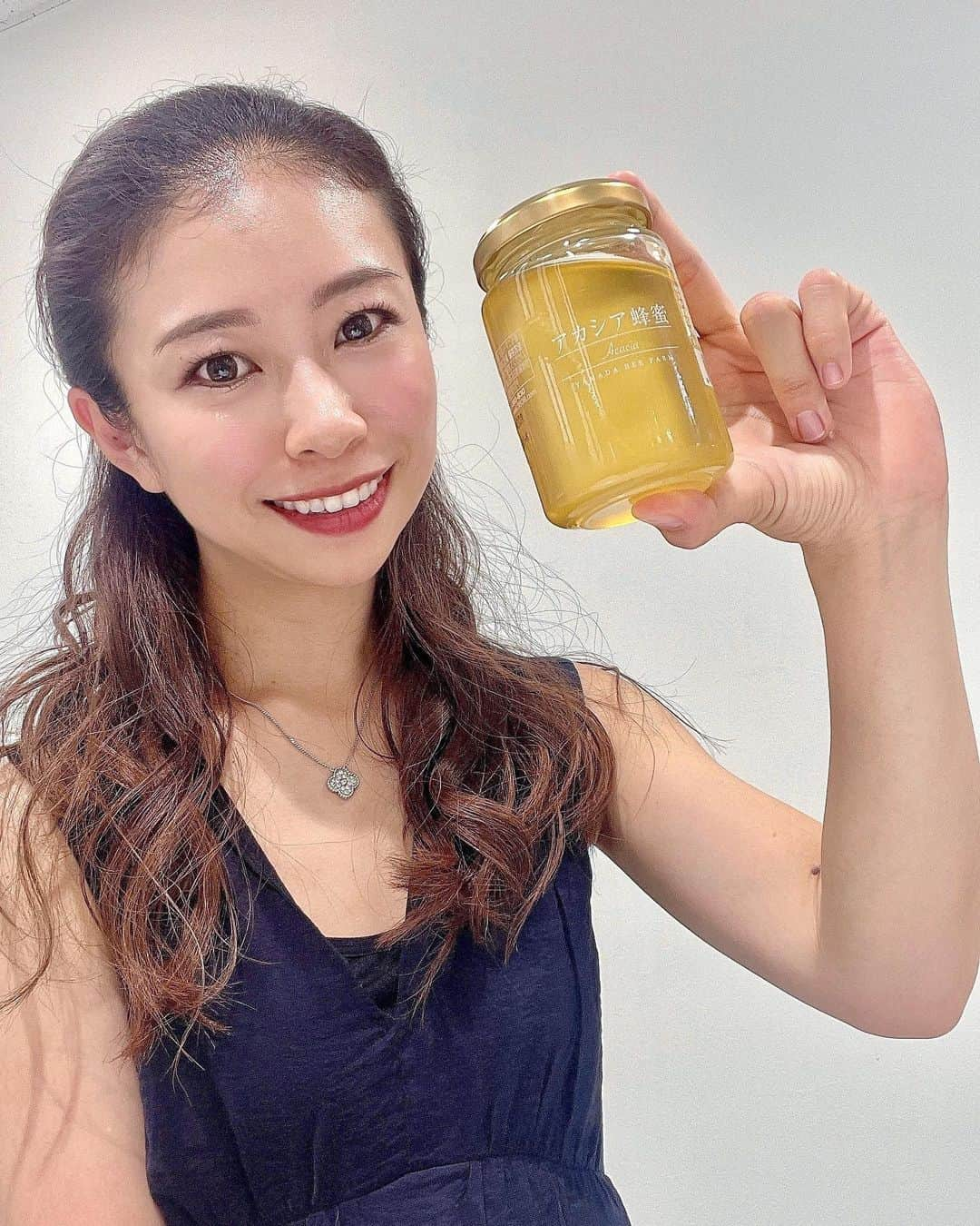 こままりえのインスタグラム：「本物の蜂蜜…🍯🤍  山田養蜂場の蜂蜜は完熟していないはちみつを 人工的に加熱濃縮したりせず 巣から採れたままの まさしく【本物の蜂蜜】なの🐝✨  よくお店ではオレンジがかったものが 販売されているけれども 山田養蜂場 @yamada.bee_official のものは 完熟していないはちみつを 人工的に加熱濃縮したりしてきないから 蜂蜜本来のクリアな黄金色のままなんだって✨  この美しさにうっとりしてしまう🤩 透明感のあるお味も最高においしい💛  公式YouTubeも面白いからオススメ🐝💫  #山田養蜂場 #ルーマニア産アカシア蜂蜜 #本物の蜂蜜 #山田養蜂場公式インフルエンサー #蜂蜜 #蜂蜜好き #公式youtube #二児ママ #看護師ママ #ママナース #ママライフ」