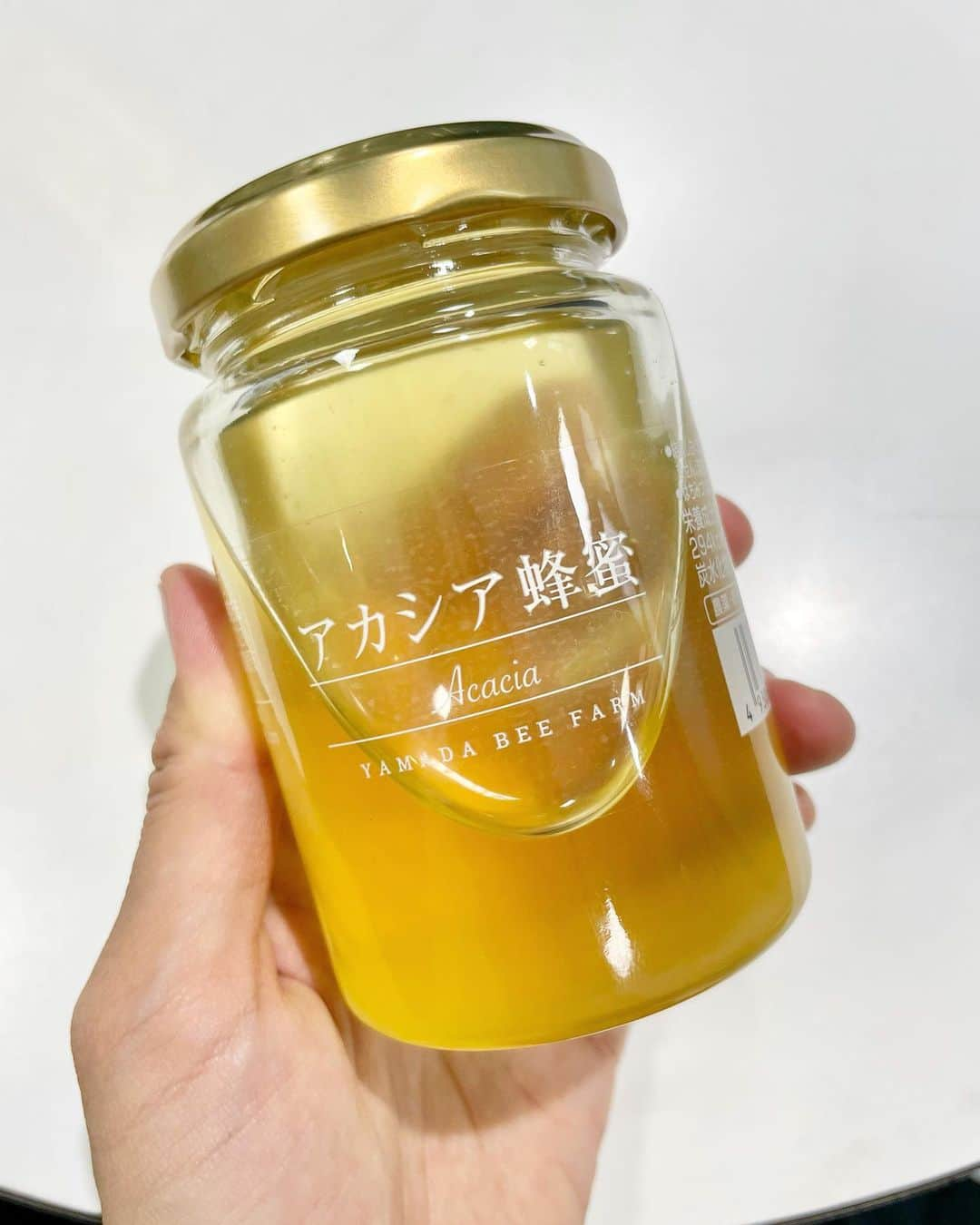 こままりえさんのインスタグラム写真 - (こままりえInstagram)「本物の蜂蜜…🍯🤍  山田養蜂場の蜂蜜は完熟していないはちみつを 人工的に加熱濃縮したりせず 巣から採れたままの まさしく【本物の蜂蜜】なの🐝✨  よくお店ではオレンジがかったものが 販売されているけれども 山田養蜂場 @yamada.bee_official のものは 完熟していないはちみつを 人工的に加熱濃縮したりしてきないから 蜂蜜本来のクリアな黄金色のままなんだって✨  この美しさにうっとりしてしまう🤩 透明感のあるお味も最高においしい💛  公式YouTubeも面白いからオススメ🐝💫  #山田養蜂場 #ルーマニア産アカシア蜂蜜 #本物の蜂蜜 #山田養蜂場公式インフルエンサー #蜂蜜 #蜂蜜好き #公式youtube #二児ママ #看護師ママ #ママナース #ママライフ」6月30日 23時27分 - komamarie