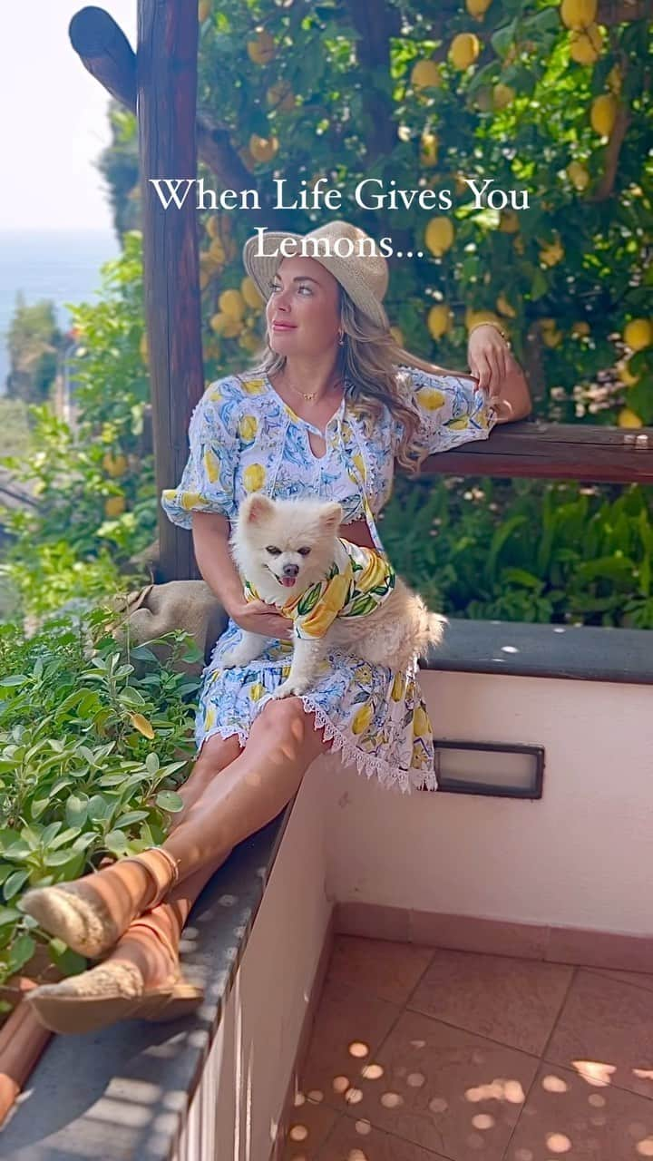 アリサ・ラモスのインスタグラム：「When life gives you lemons, go to Amalfi Coast and turn them into Lemon Spritz. 🍋🥂  Lemons are like the main theme of the Amalfi Coast, so if you want to do a really cool and delicious experience here, you can book a “lemon experience” at @lapergolamalfi !!  You’ll be guided through the extensive lemon orchards while the lovely owner/chef explains more about them, and shows you some of the biggest lemons I’ve ever seen!  Then you can enjoy a Lemon Spritz (lemoncello with sparkling wine) while he cooks you an incredible 4 course meal that all uses lemon in each dish!   The whole experience is sure to wash any worry away 😻  Would you try a lemon experience??  Lemon two piece set made locally in Positano!  #lemontree #whenlifegivesyoulemons #lemons #lemoncello #lemonspritz #mylifesatravelmovie #amalfi #amalficoast #italy #dolcevita #europeansummer #successfulgirlsummer」