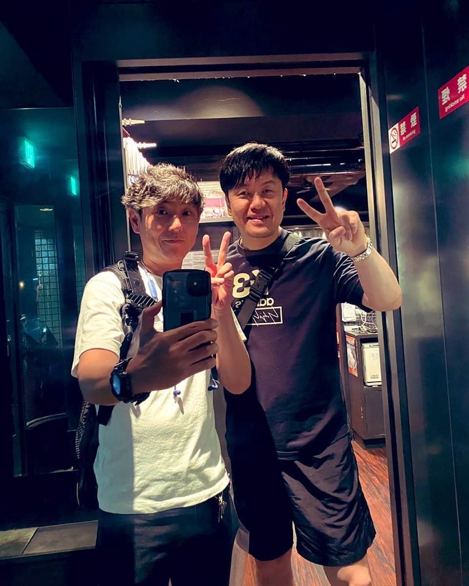 黒川忠文のインスタグラム：「今月は2回目の土田とサシ飲み会！ おじさん2人でも楽しいぞ〜ww  #自撮りおじさん  #土田晃之  #アンバランス黒川」