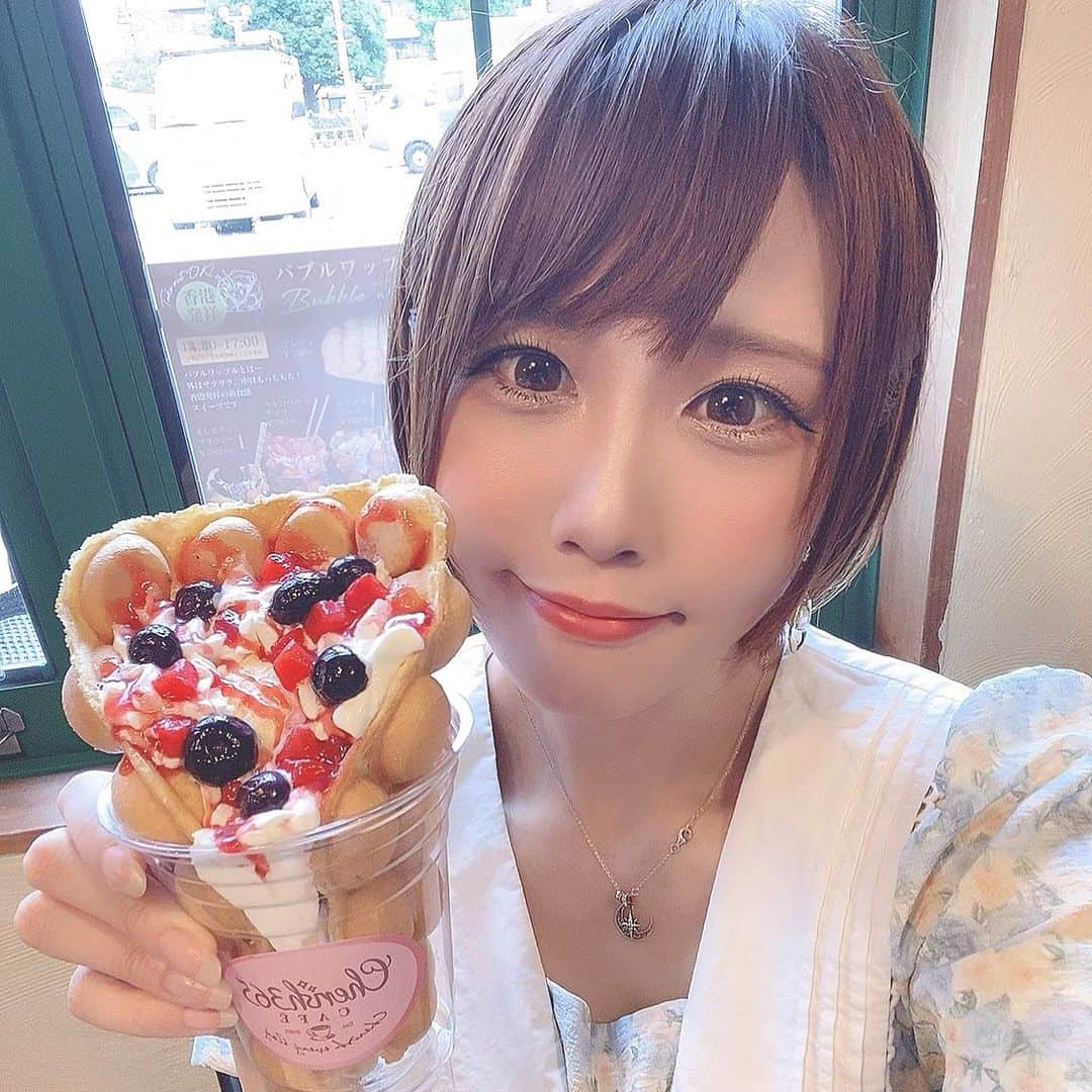 杉絵里香さんのインスタグラム写真 - (杉絵里香Instagram)「アークタウン、人少なくて撮影するにも休憩するにももってこいな場所だった！✨ . . .  #バブルワッフル #スイーツ  #カフェ  #アークタウン  #甘党  #スイーツ好きな人と繋がりたい  #ショートヘア  #被写体 #モデル #自撮り  #杉絵里香」6月30日 23時47分 - erika__s.8