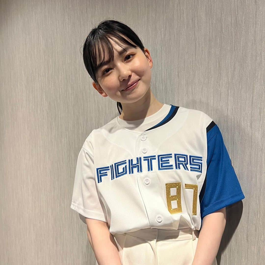 山田杏奈のインスタグラム：「本日、エスコンフィールドHOKKAIDOにて開催されたパナソニックエコナイターのファーストピッチセレモニーに登壇させていただきました⚾️  会場全体がパナソニックさんの照明で彩られていました。 背番号も87で☺️ 本日より新CMも開始しています！ぜひご覧ください。」