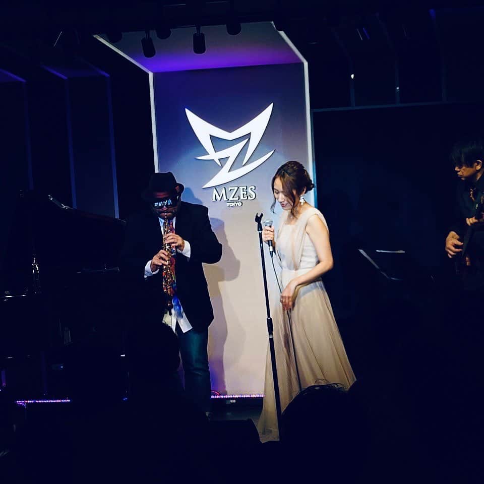 守永真彩のインスタグラム：「. . 無事にワンマンライブ終わりました✨ 来てくださった皆さまありがとうございました😊  金魚スピリト組さんとの初めてのコラボ💕 普段歌わない曲なども歌えて自分としても新鮮でし、Mzes Tokyoさんも素晴らしいライブハウスでした👏 🎤✨  学級委員長AZ さん(oboe) KEN深澤 さん(gt,ba) 小島ななみ さん(pf)  ご一緒させて頂きありがとうございました！  そして二部のオープニングアクトをしてくださった ペッショリーノ川田 さん‼️ リハの時からずっと盛り上げてくださったりと、とても優しい方で。二部も川田さんのおかげで良いスタートが切れました！ありがとうございました😊  あと、二部でABBA歌った時は結構皆さん盛り上がってくれて嬉しかったです🤭✨  また皆様にお会いできますこと、楽しみにしております🫶  次のライブはいつかな〜❄️ まだ決まってないので、決まり次第お伝えしますね！  #live @mzestokyo」