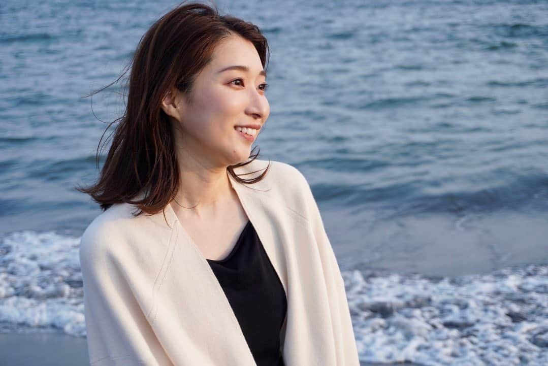 山田桃子のインスタグラム：「上半期終了♡ .  もう一年もあと半分。 あっという間ですね。  どんな下半期になるかなぁ〜  迷ったり、悩んだり、 立ち止まったり、手放したり、 色々な事が訪れるけれど、  好奇心と探究心を忘れずに、 勉強し続けたい！ ワクワクを伝えられますように✨  楽しみながら、 力をぬいて、自分らしくね🎶  今週も皆さま、 お疲れ様でした！  さー！夏を楽しむぞ🍻💗 どんな夏にする？？  . #茅ヶ崎サザンビーチ  #海 #夏の海 #茅ヶ崎 #フリーアナウンサー #山田桃子」