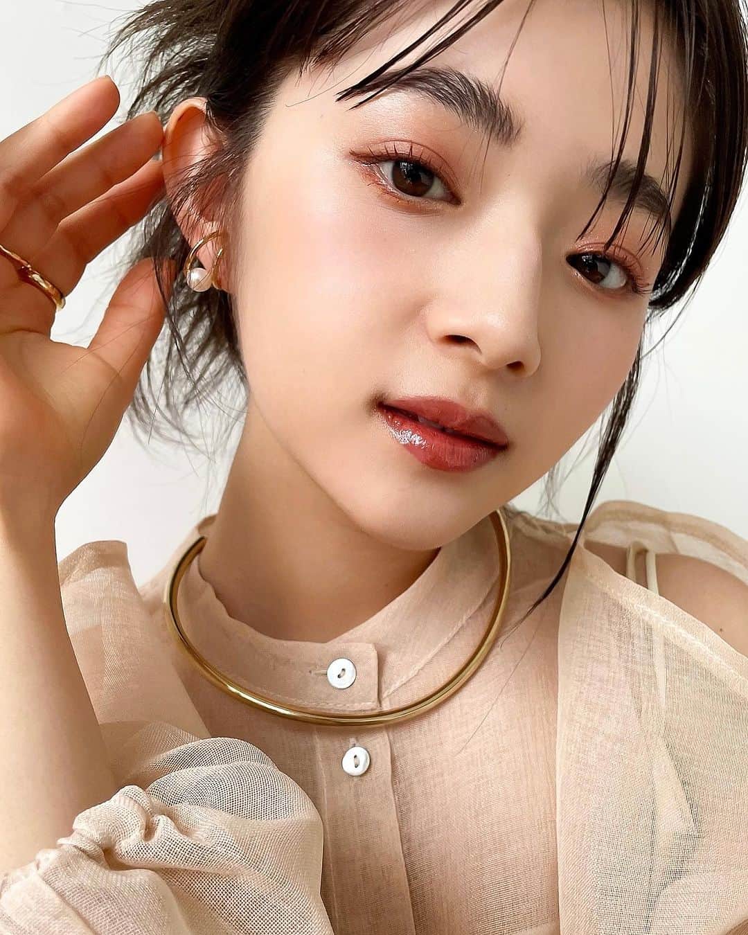 谷口翠彩のインスタグラム：「＊ 𝐃𝐀𝐈𝐒𝐘 𝐃𝐎𝐋𝐋 ＊ @daisydoll.jp   modern casual Orange brown ✴︎  eye： アイカラーパレットBR-02 eyeliner：ロング ラスティング アイライナーBR02 mascara：カラーマスカラO-01 cheek： パウダー ブラッシュBR-01 highlight：パウダー ブラッシュGD-01 lip：ウォータリーリップティントBR-01  eye： @addictionbeauty_official  eyelliner： @rmkofficial   #みどめいく#みどへあめいく #daisydoll#マリークワント#マリクワ#デイジードール #オレンジメイク#ブラウンリップ」
