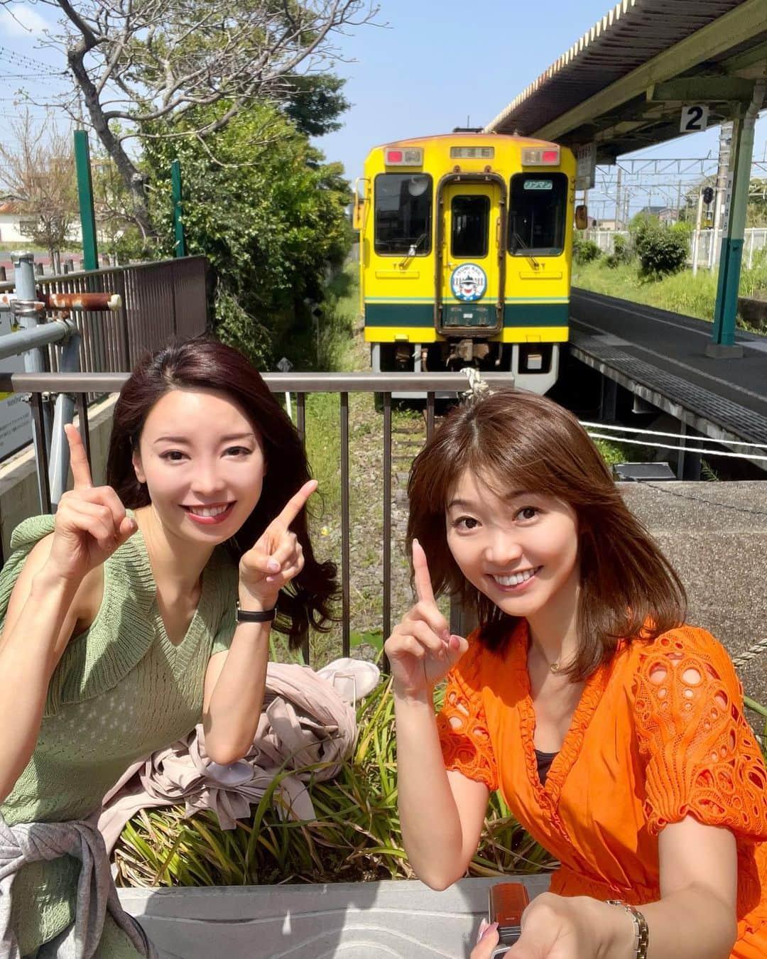 織田千穂さんのインスタグラム写真 - (織田千穂Instagram)「「後ろに写っている鉄道は何鉄道でしょうか？」 と聞いたまま早2ヶ月も過ぎてしまいましたが😂 * 正解している方々も多かったです- ̗̀👏🏻 ̖́- 正解は… 千葉県のいすみ鉄道🚃でしたー♡ * 黄色い車体と黄色の菜の花🌼が キレイでした💛 * 私達はこの日、人参🥕コンビ🤣  🚃いすみ鉄道旅　1/9🚃  #いすみ鉄道 #最近の鉄活 #鉄道 #駅舎 #鉄分補給 #鉄道好きな人と繋がりたい #電車 #instatrip #train #最近の鉄活 #途中下車 #列車旅 #菜の花 #房総」6月30日 23時43分 - chihoda