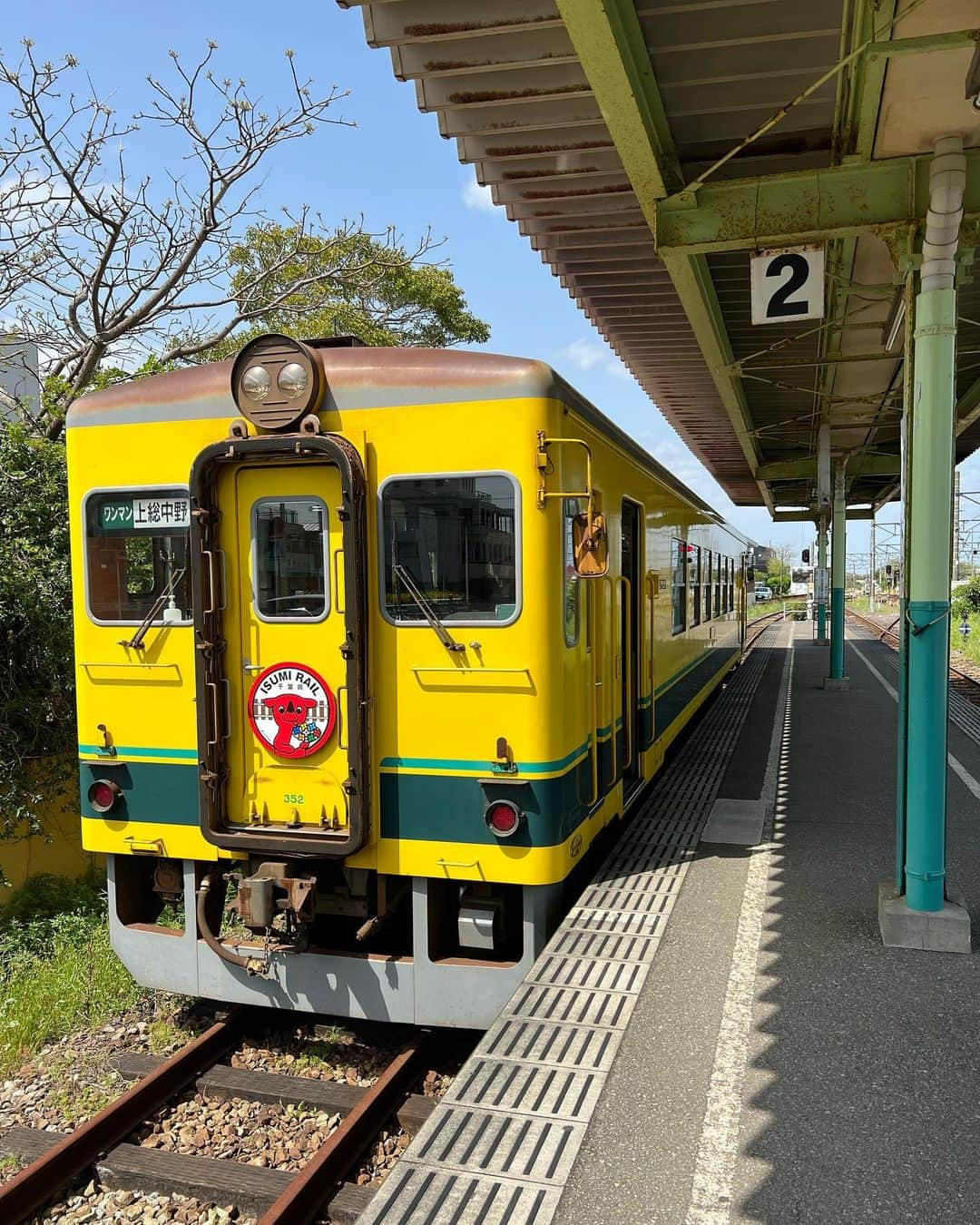 織田千穂さんのインスタグラム写真 - (織田千穂Instagram)「「後ろに写っている鉄道は何鉄道でしょうか？」 と聞いたまま早2ヶ月も過ぎてしまいましたが😂 * 正解している方々も多かったです- ̗̀👏🏻 ̖́- 正解は… 千葉県のいすみ鉄道🚃でしたー♡ * 黄色い車体と黄色の菜の花🌼が キレイでした💛 * 私達はこの日、人参🥕コンビ🤣  🚃いすみ鉄道旅　1/9🚃  #いすみ鉄道 #最近の鉄活 #鉄道 #駅舎 #鉄分補給 #鉄道好きな人と繋がりたい #電車 #instatrip #train #最近の鉄活 #途中下車 #列車旅 #菜の花 #房総」6月30日 23時43分 - chihoda